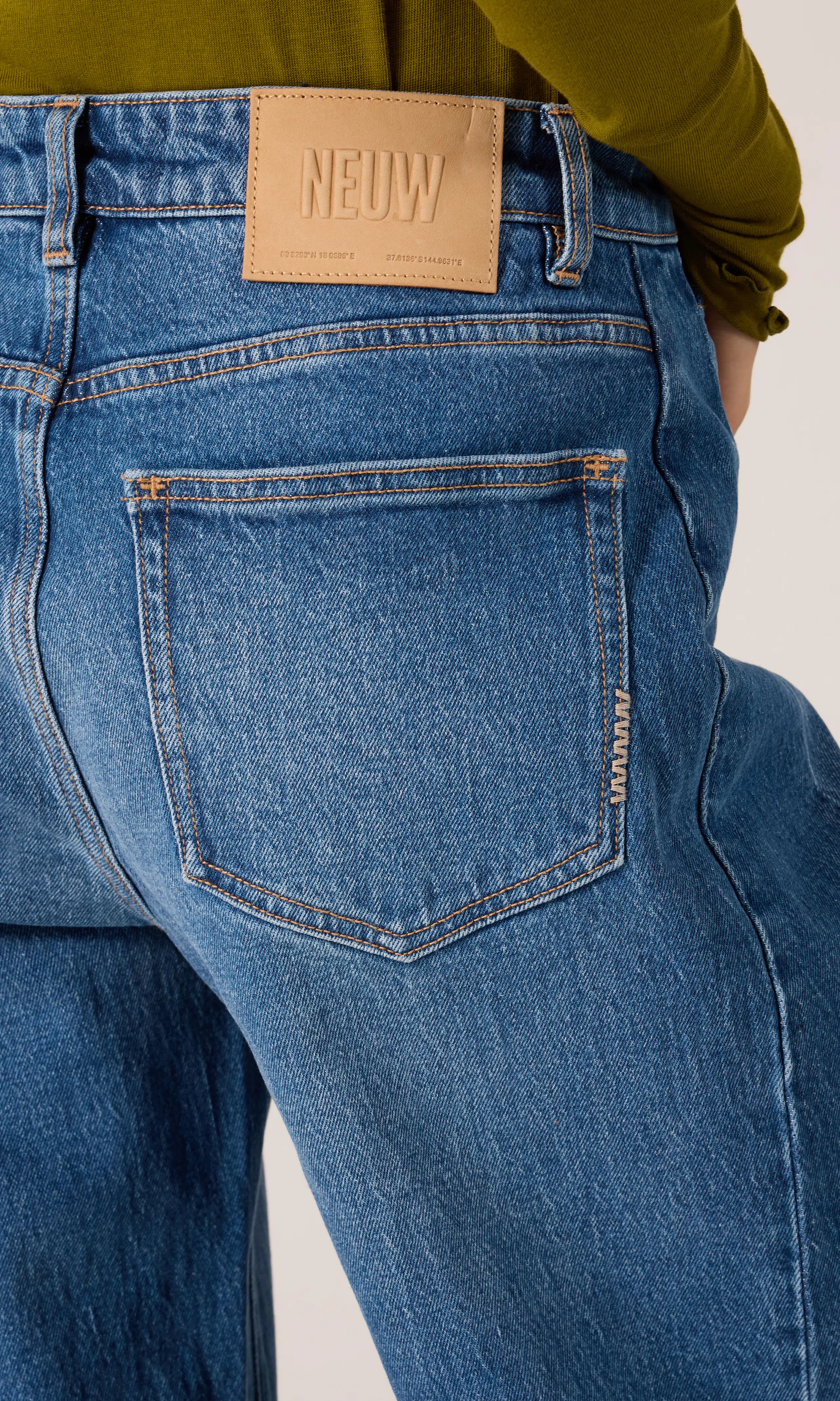 Amber Barrel Jeans. Detail 1. Model.