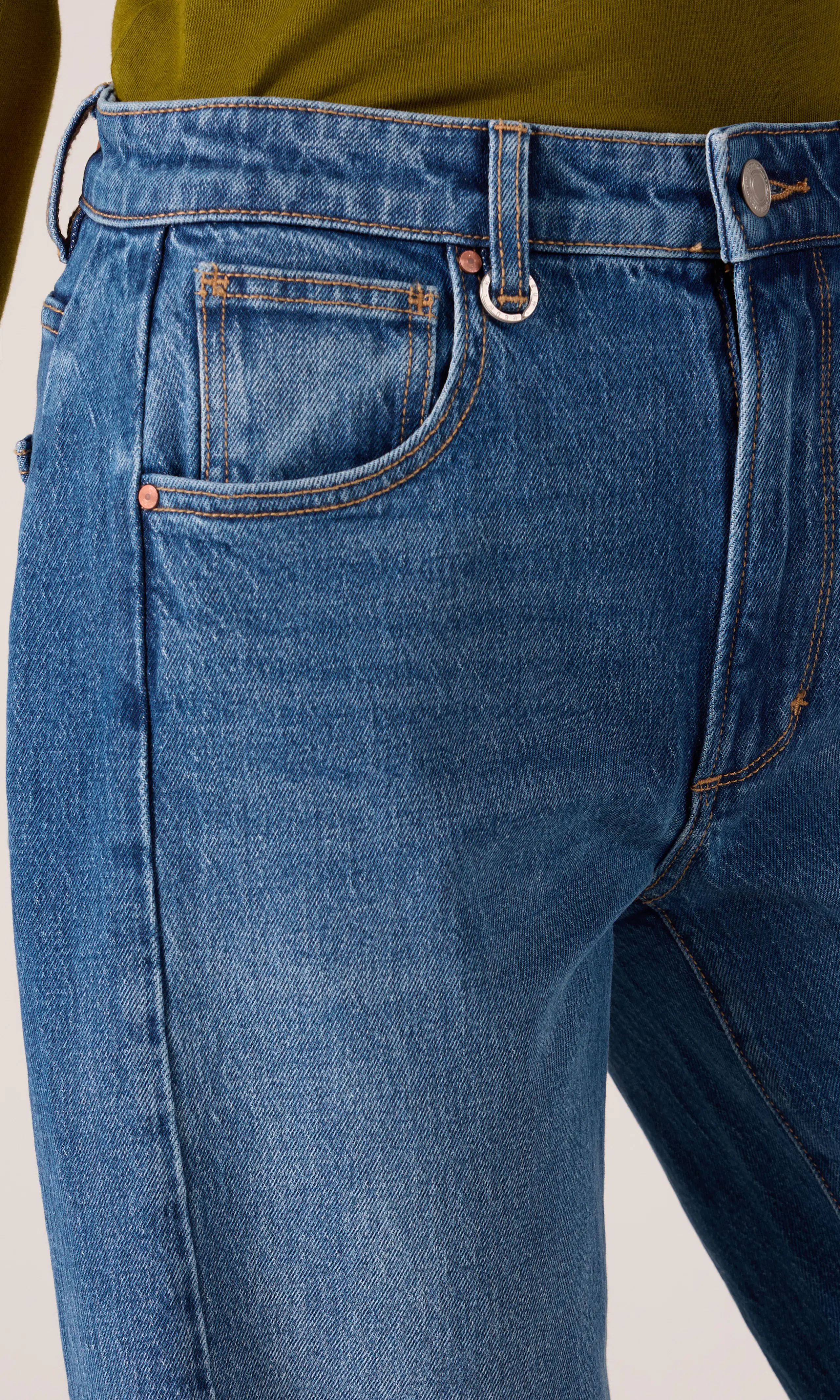Amber Barrel Jeans. Detail 2. Model.