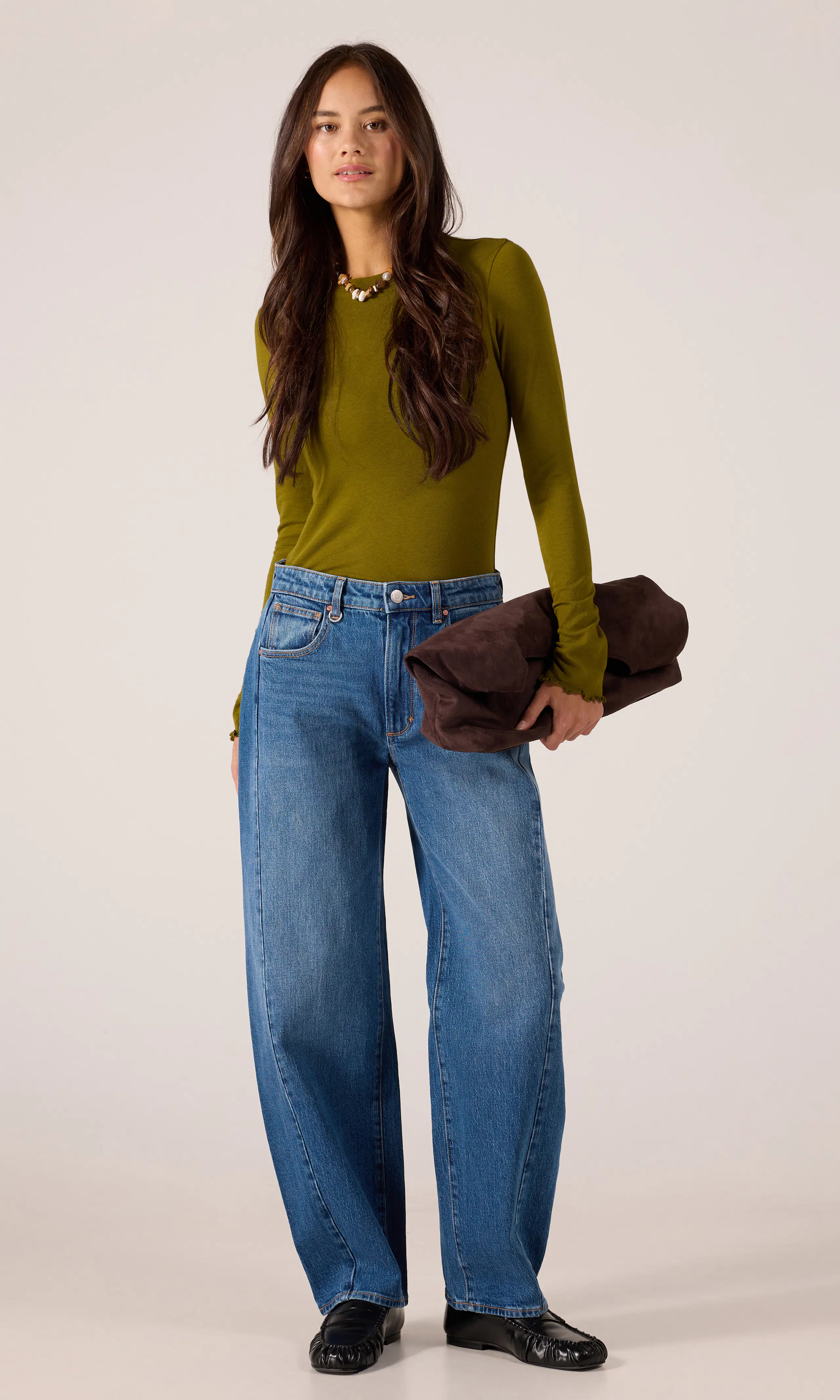 Amber Barrel Jeans. Front 1. Model.