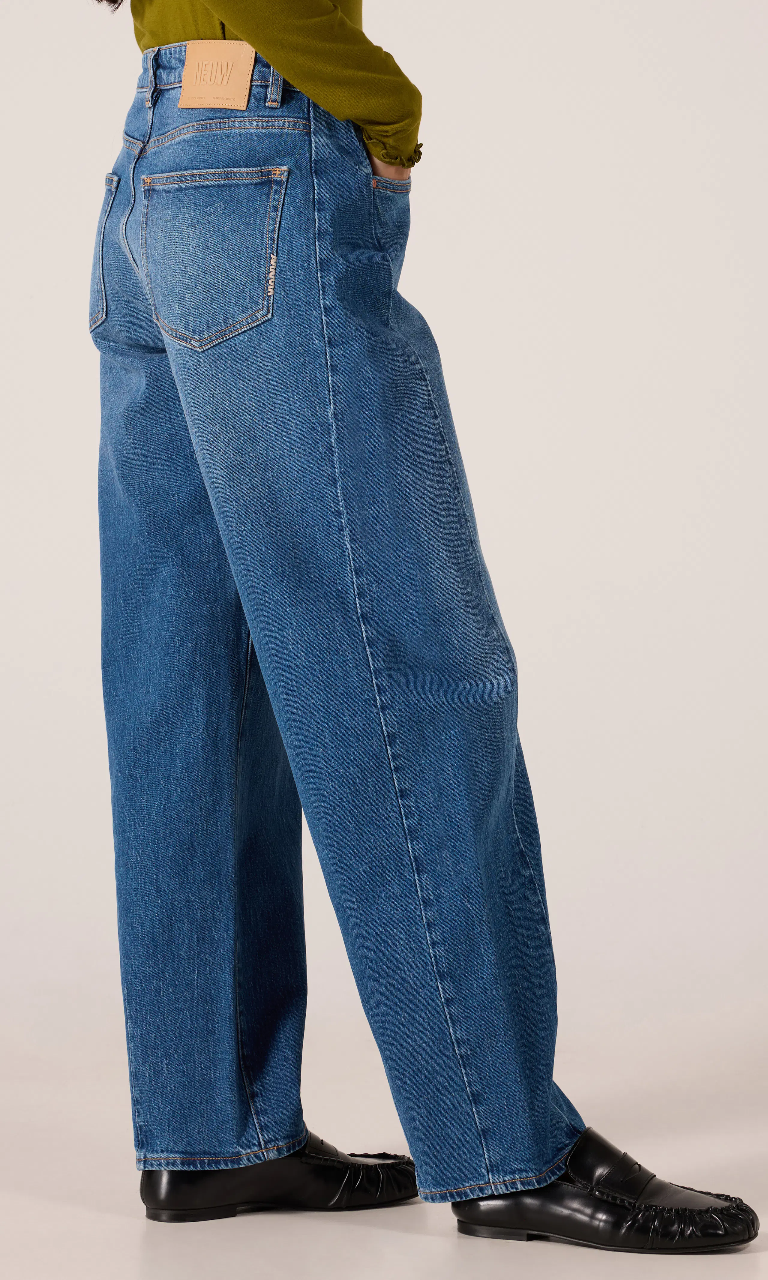 Amber Barrel Jeans. Front 2. Model.