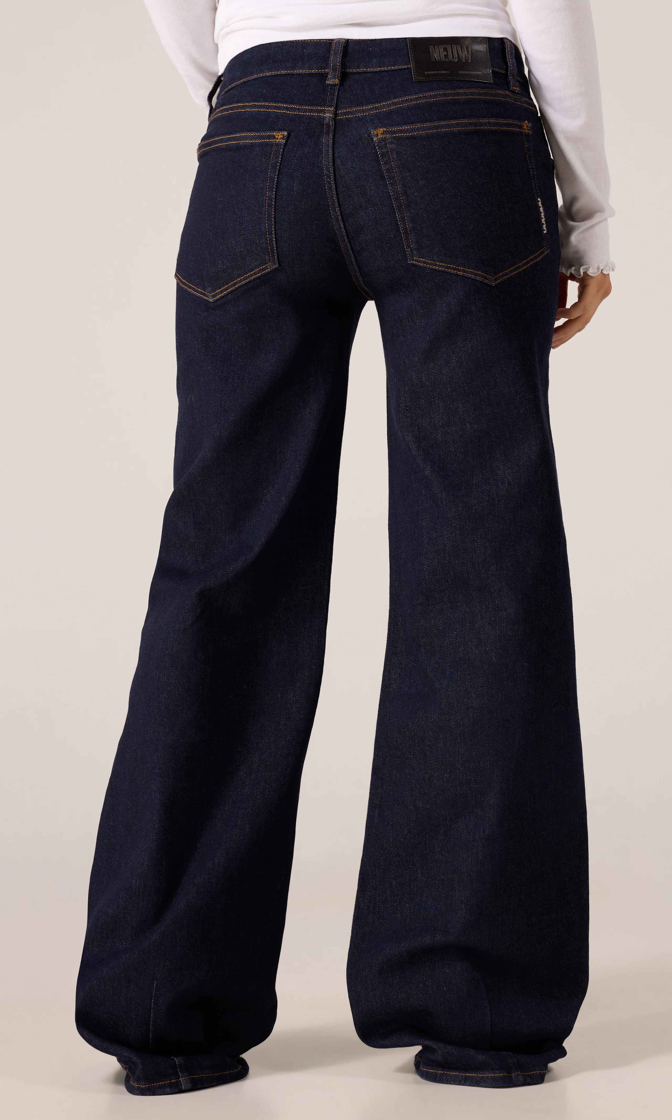 Eva Low Jeans. Back. Model.