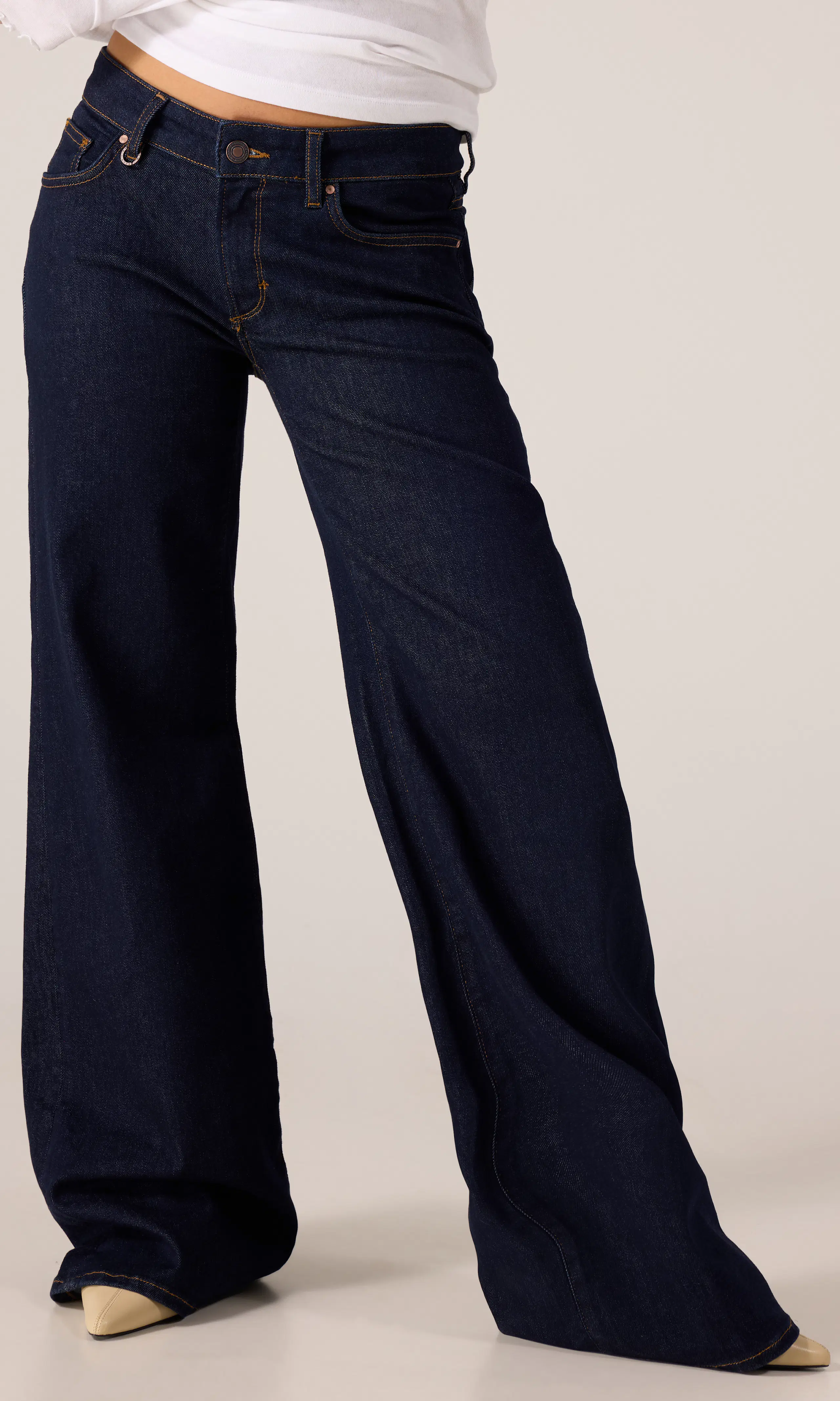 Eva Low Jeans. Front. Model.