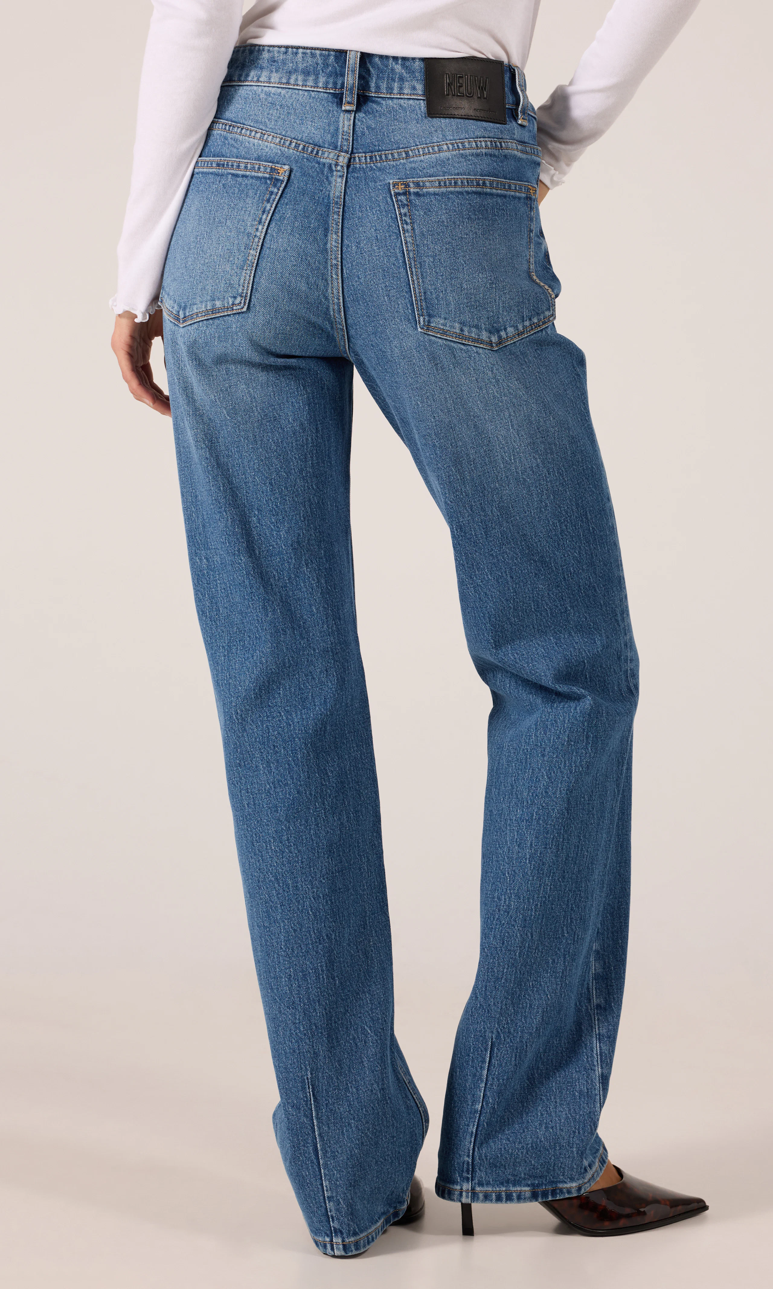 Freja Straight Jeans. Back. Model.