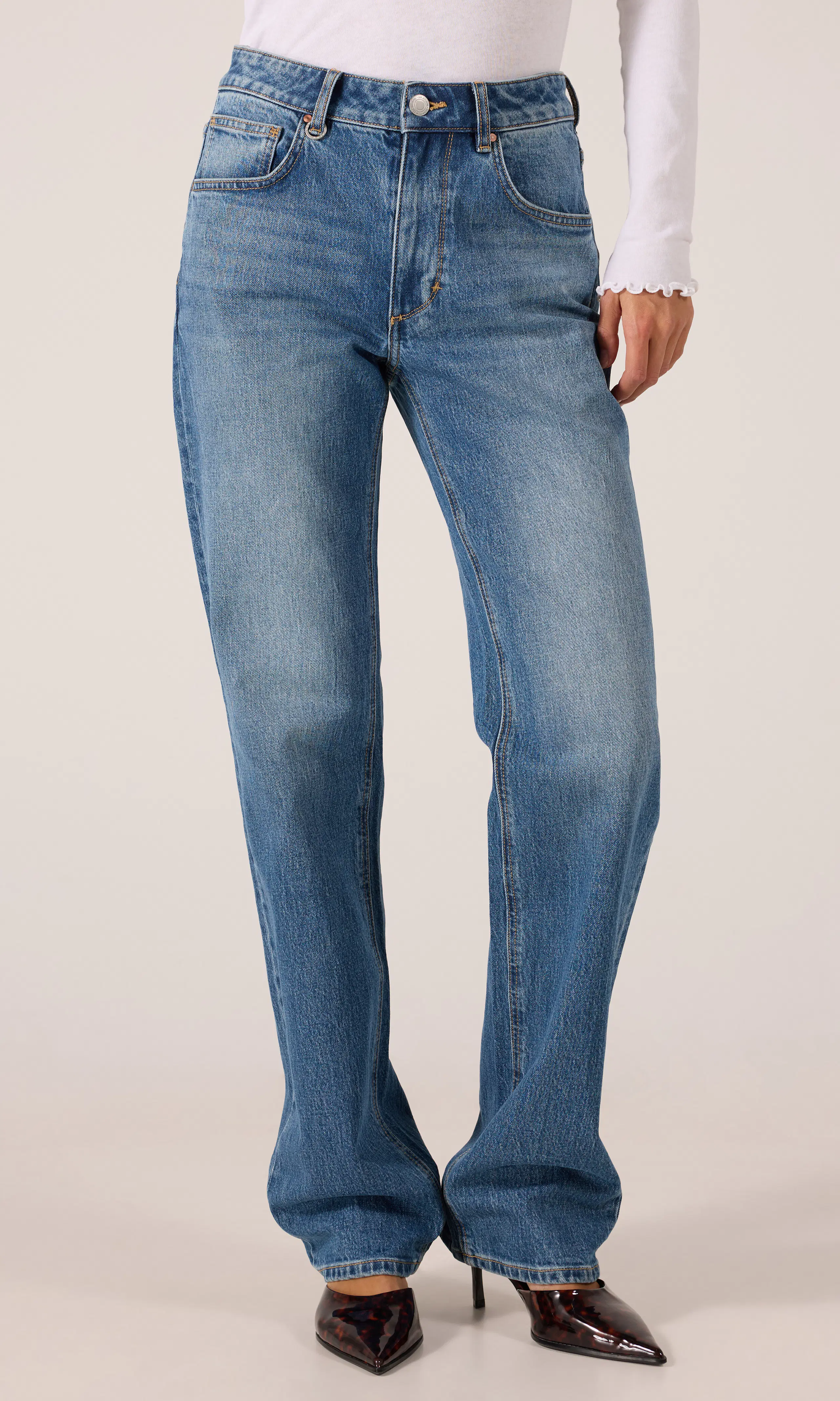 Freja Straight Jeans. Front. Model.