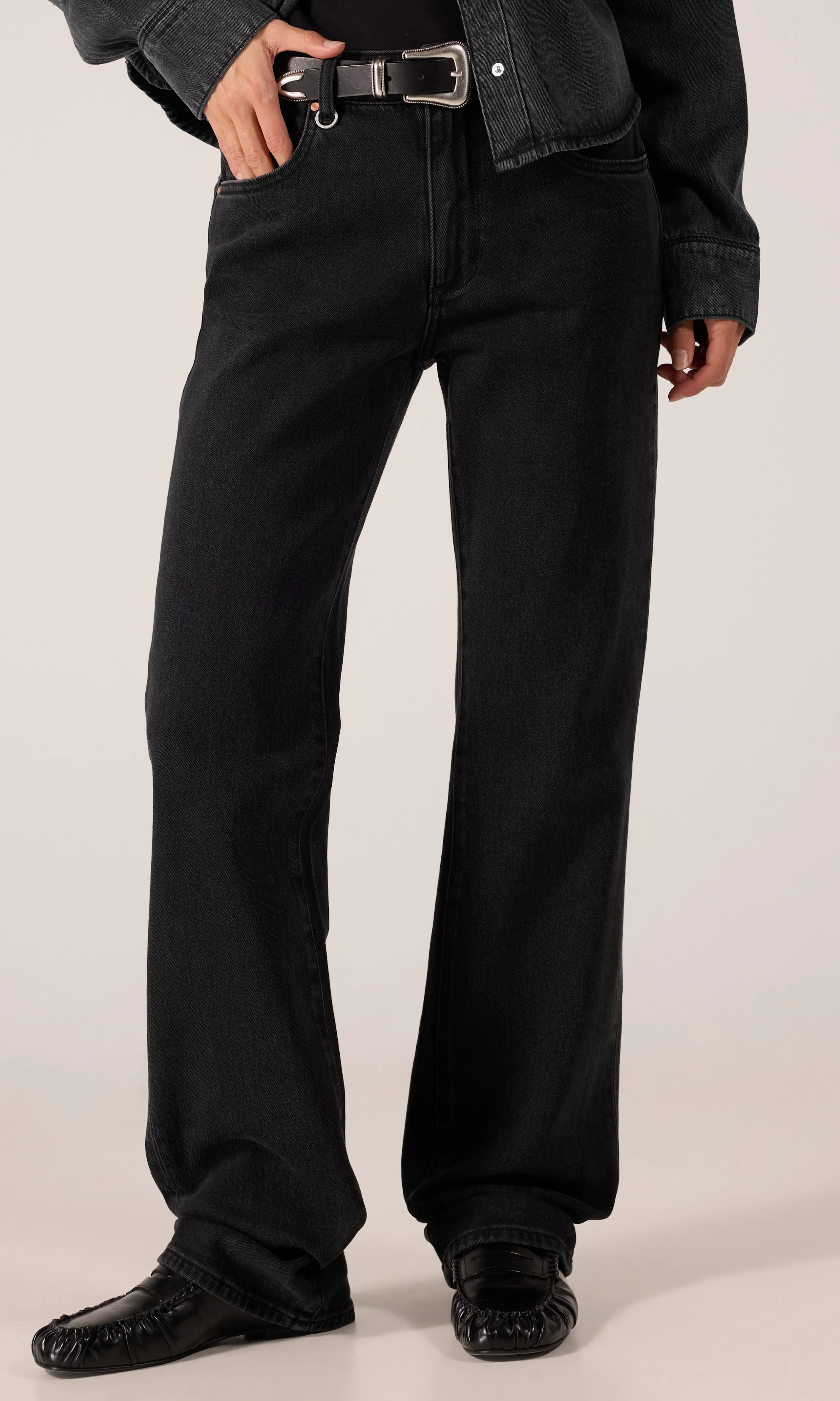 Freja Straight Jeans. Front. Model.