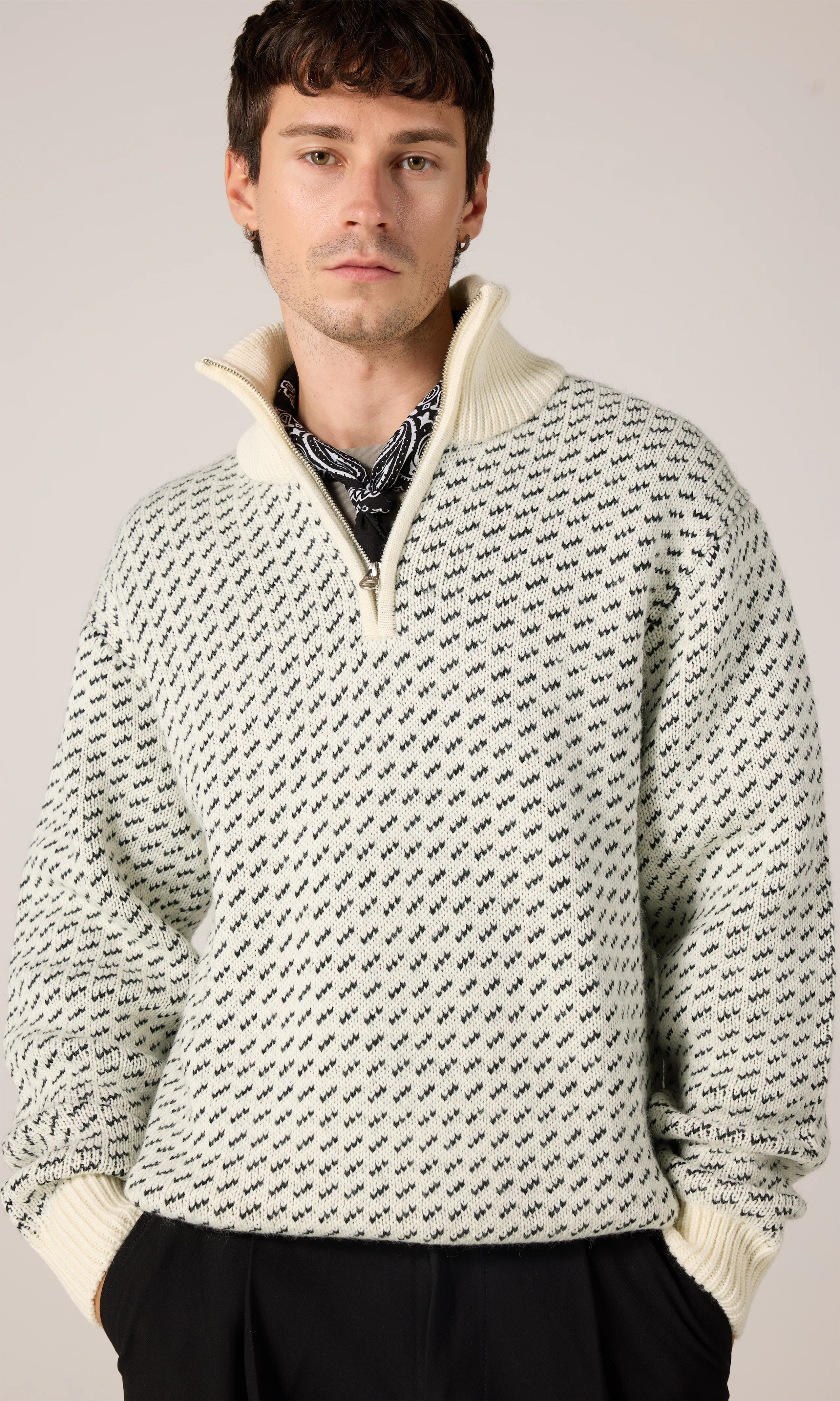 Bandit Half Zip Neule. Front. Model.