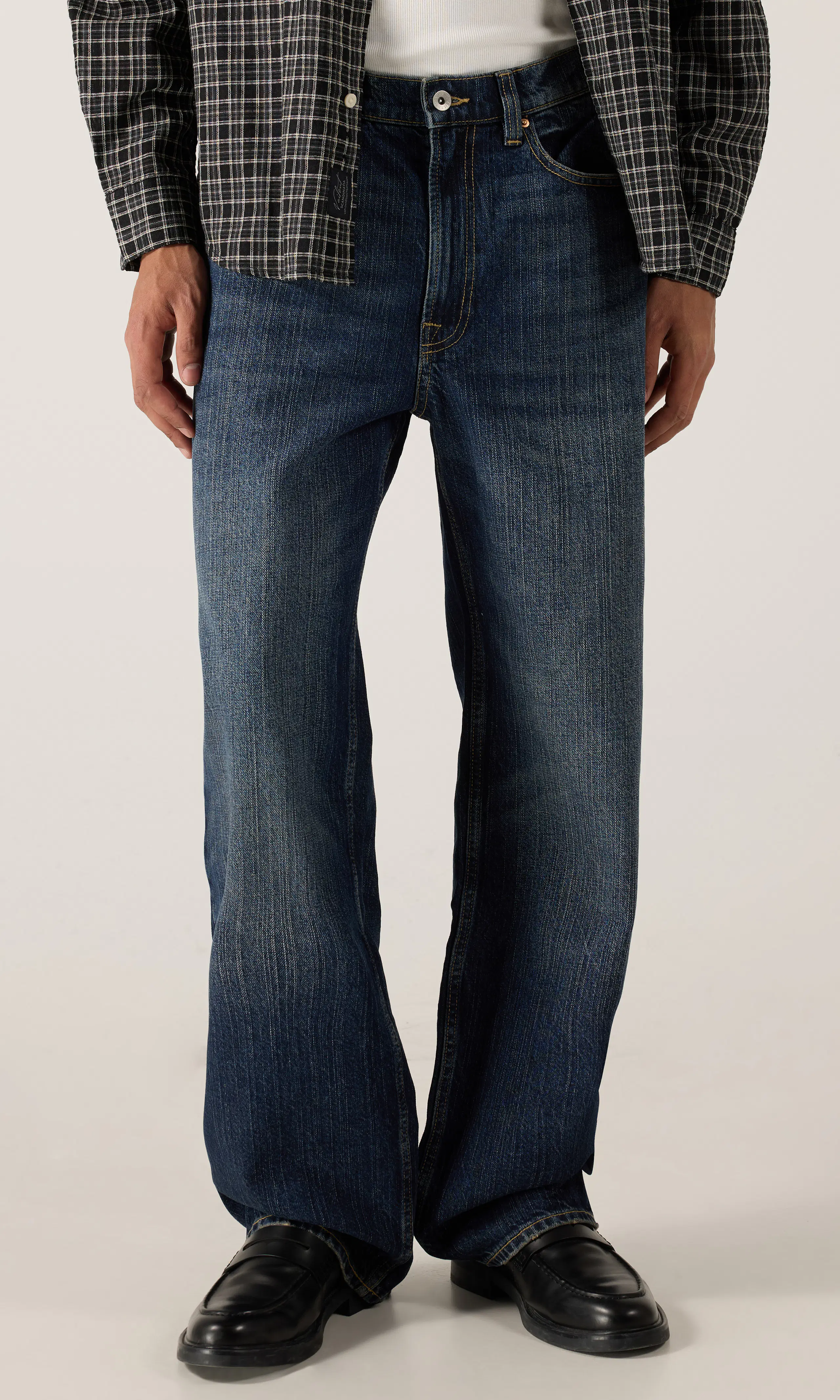 Baggy  Mørk Blå Jeans. Front. Model.
