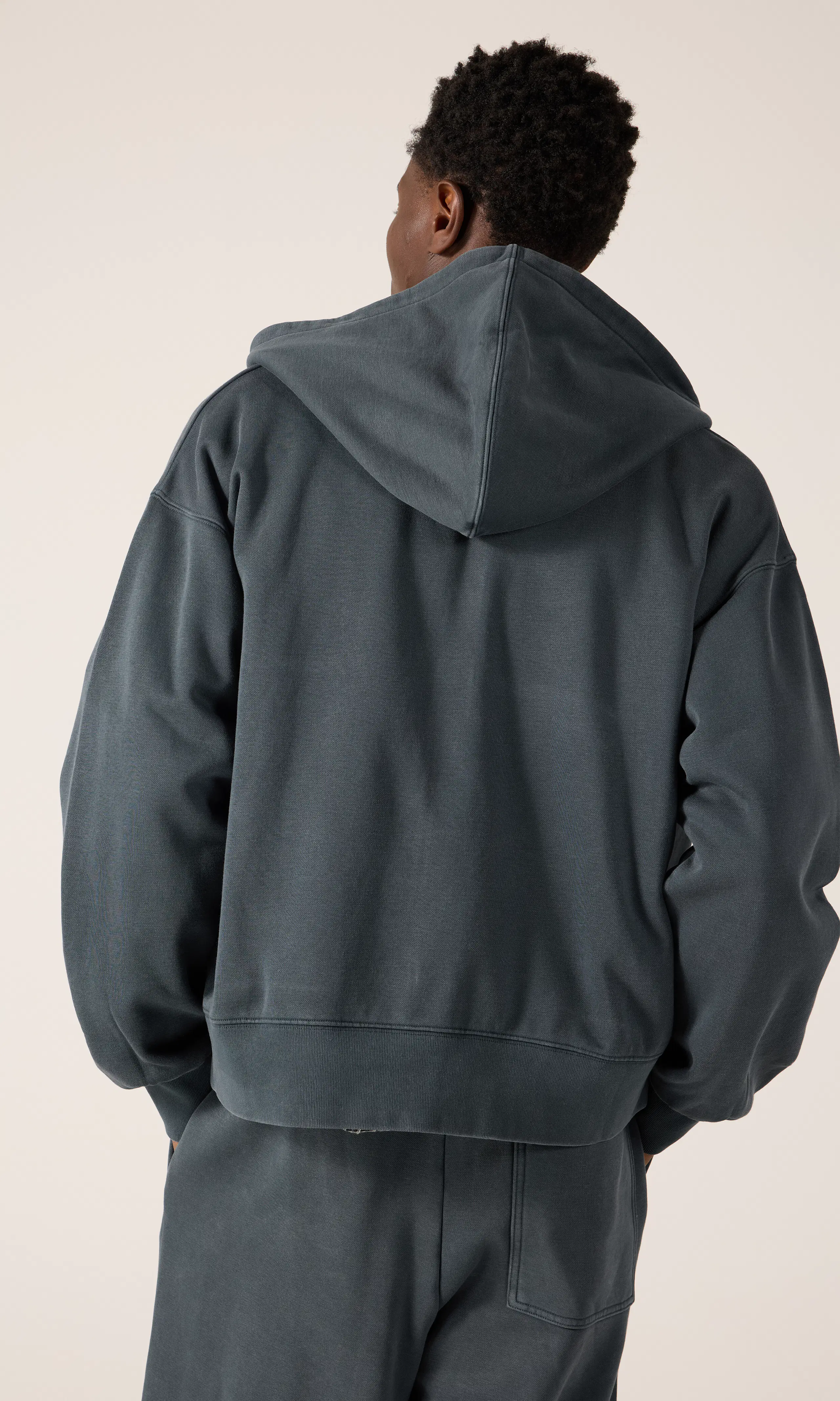Box Zip Hood Huvtröja. Back. Model.