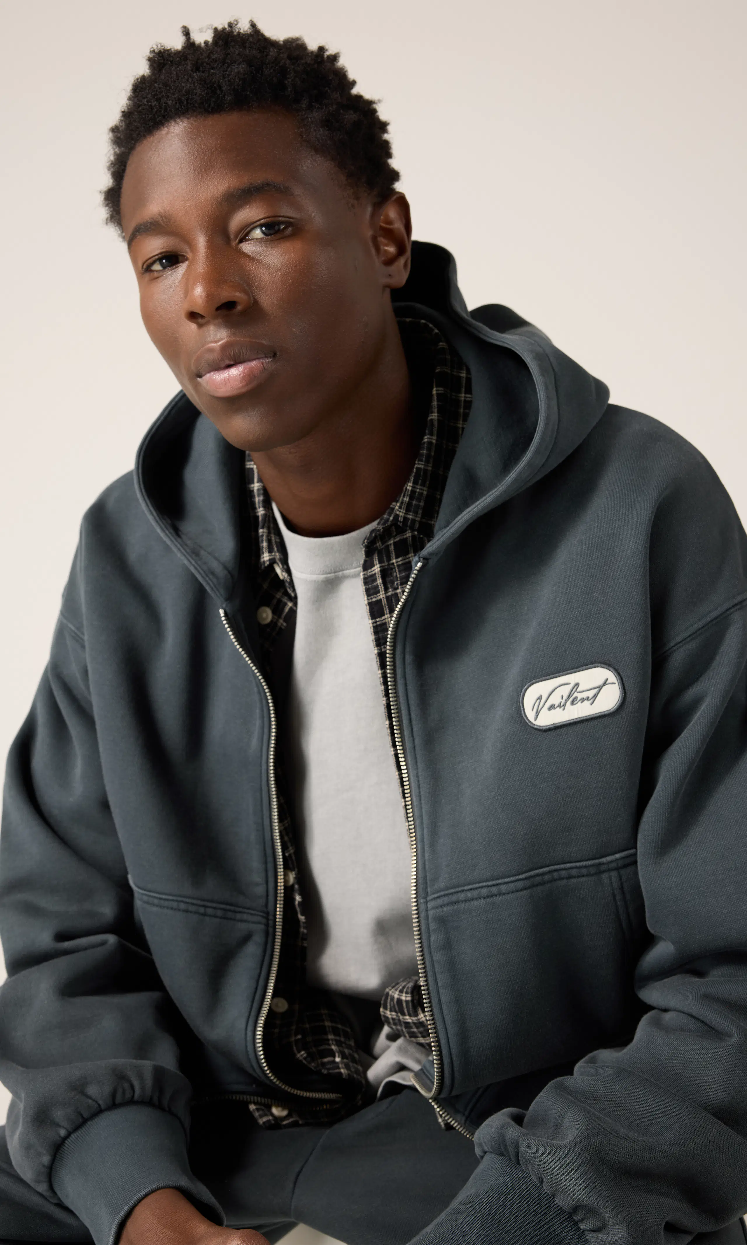 Box Zip Hood Huvtröja. Front. Model.