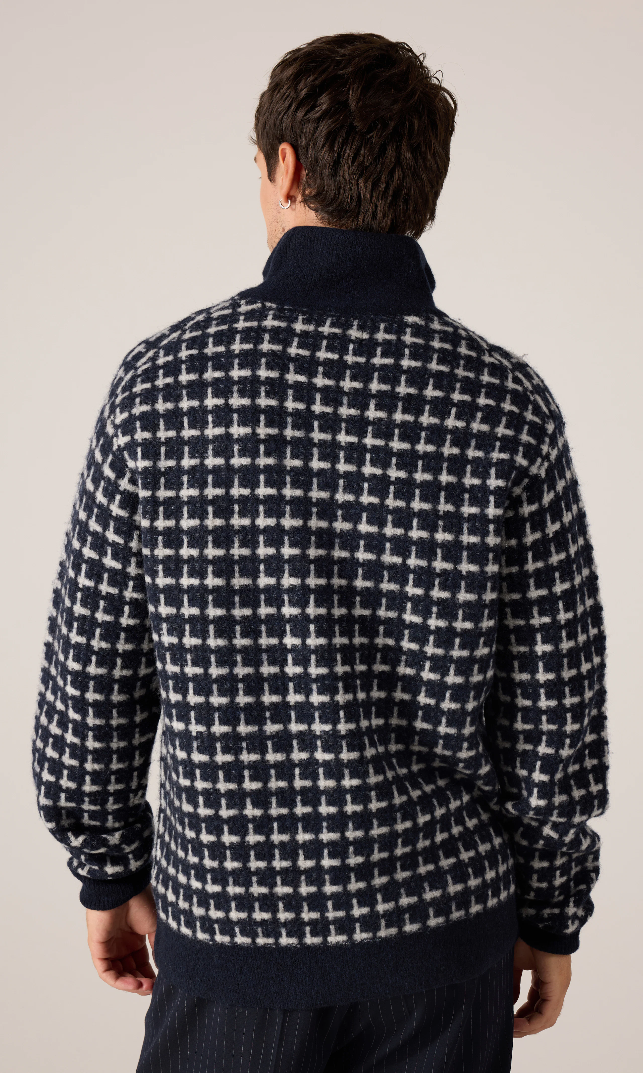 Cross Half Zip Stickad Tröja. Back. Model.
