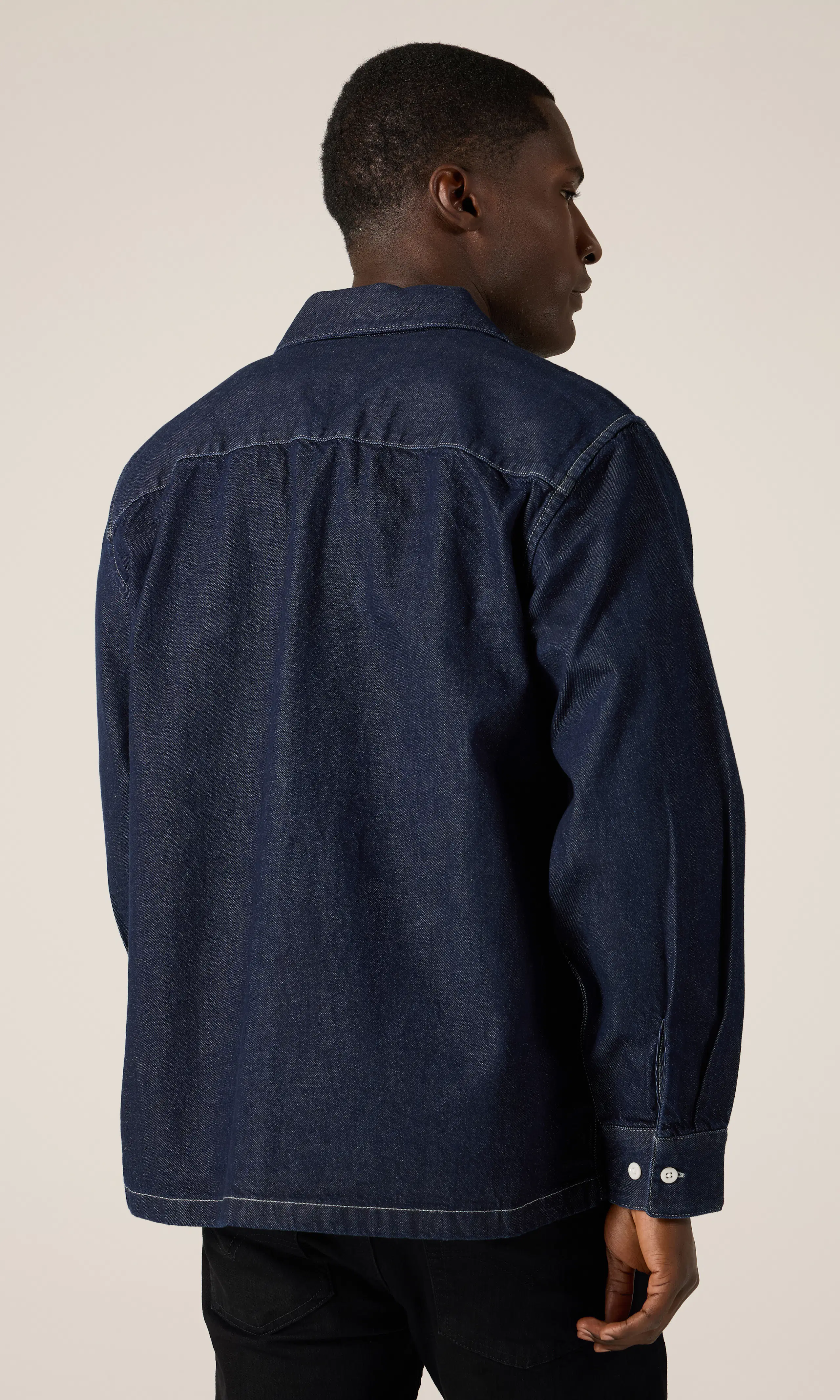 Worker Shirt Mørk Blå Skjorte. Back. Model.