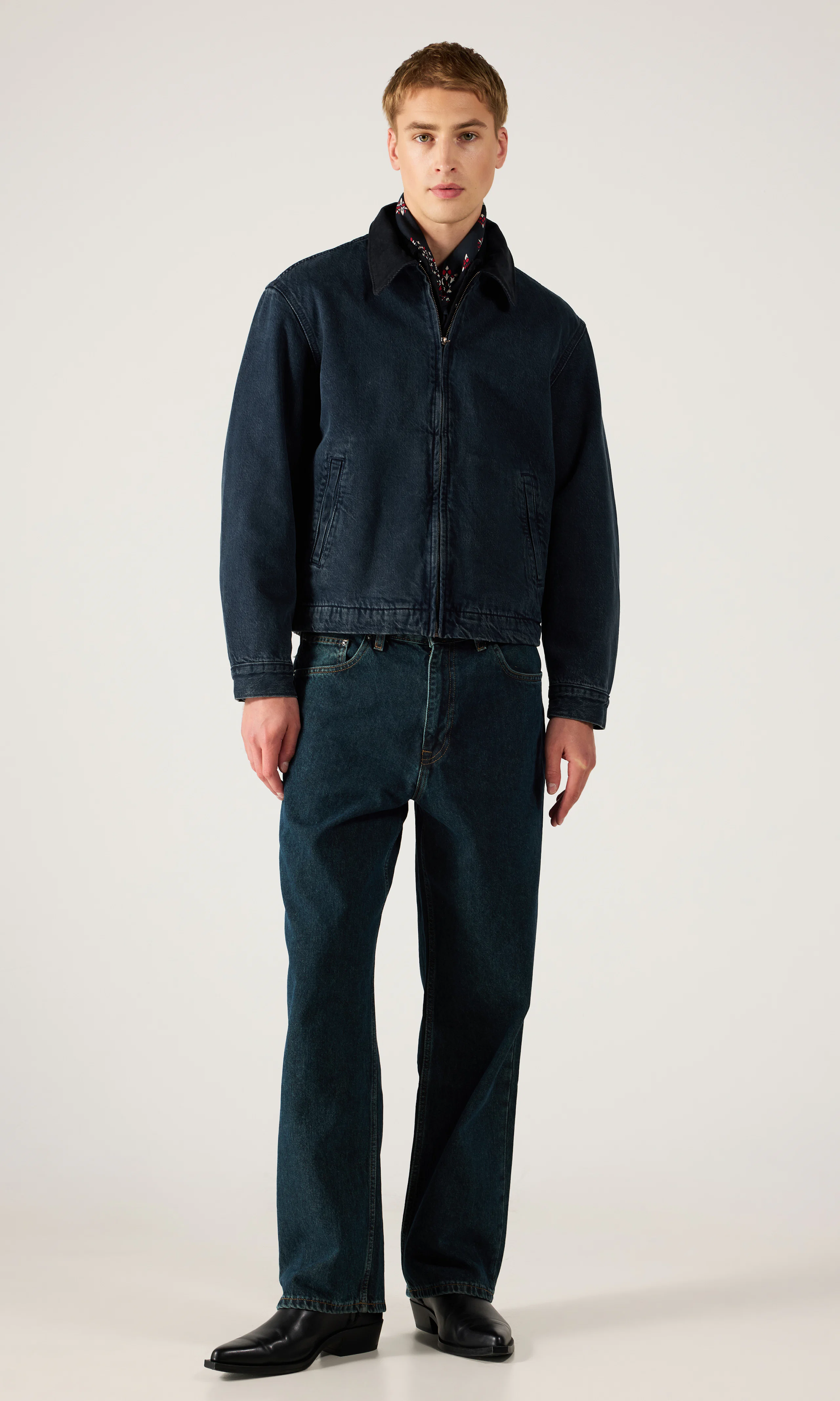 Castro Full Zip Lined Takki. Front 1. Model.