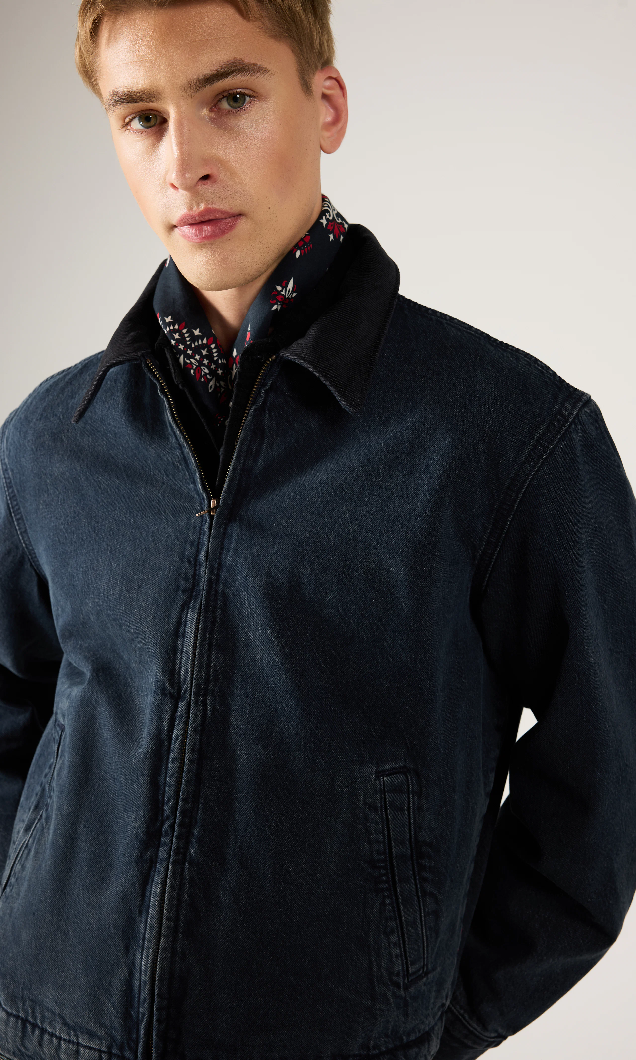 Castro Full Zip Lined Takki. Front. Model.