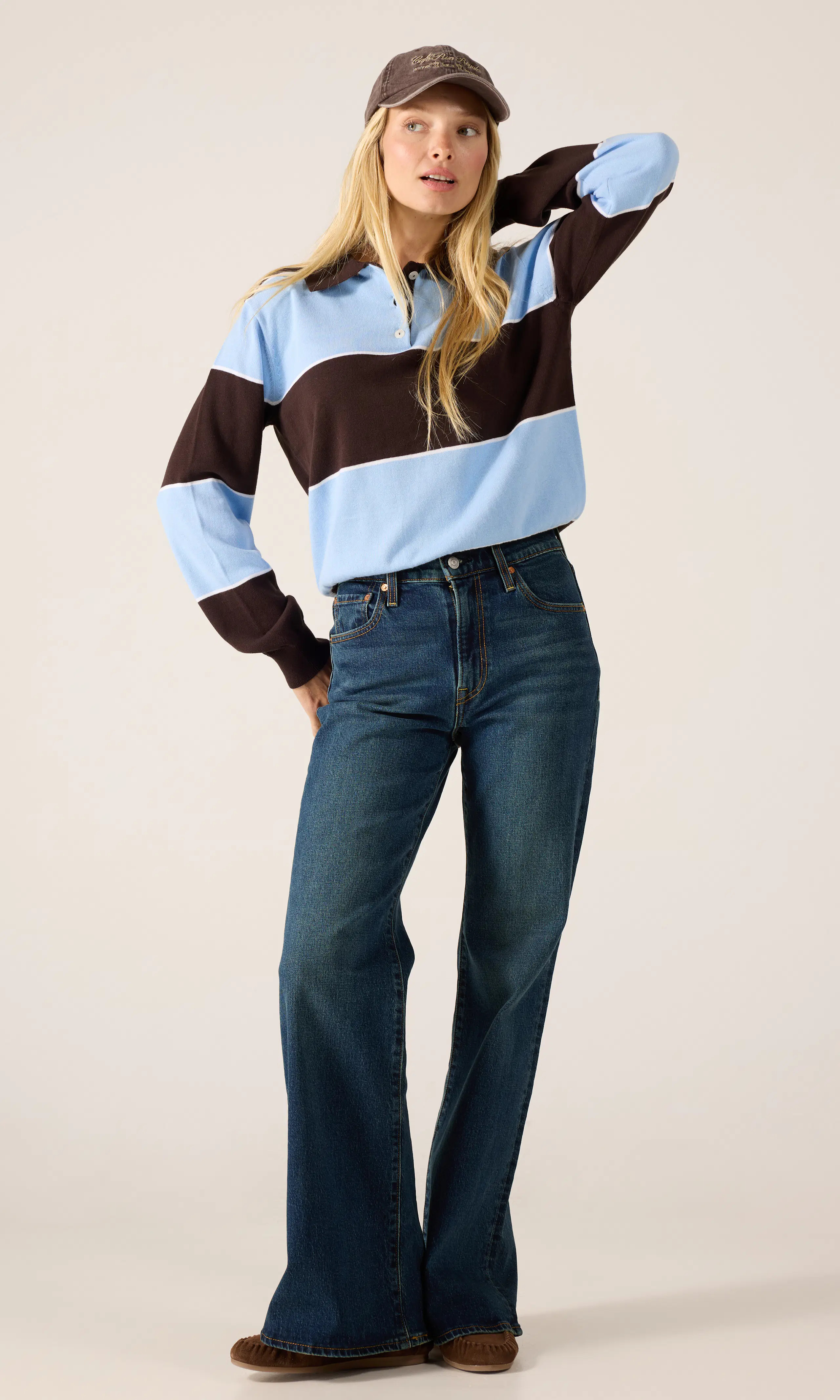 Ribcage Flare Mörkblå Jeans. Front 1. Model.