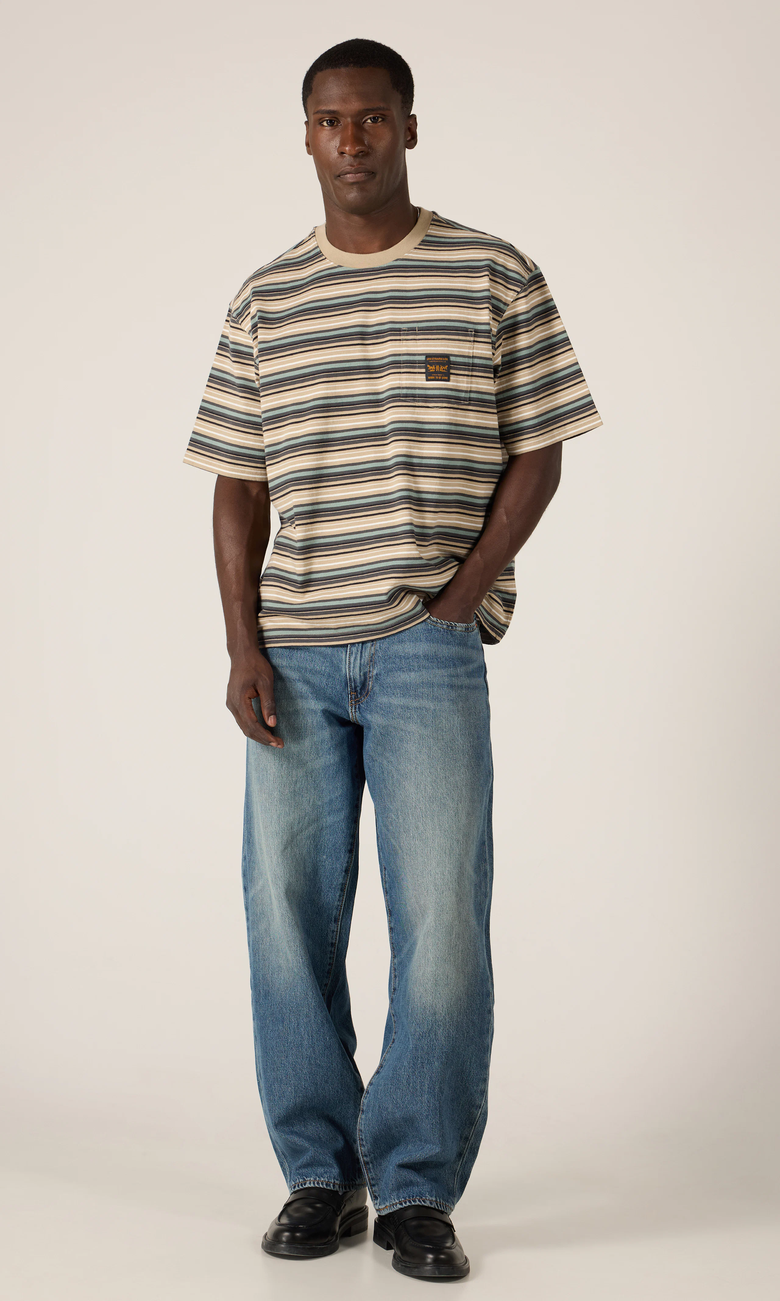 Workwear Tee Raidallinen T-Paita. Front 1. Model.