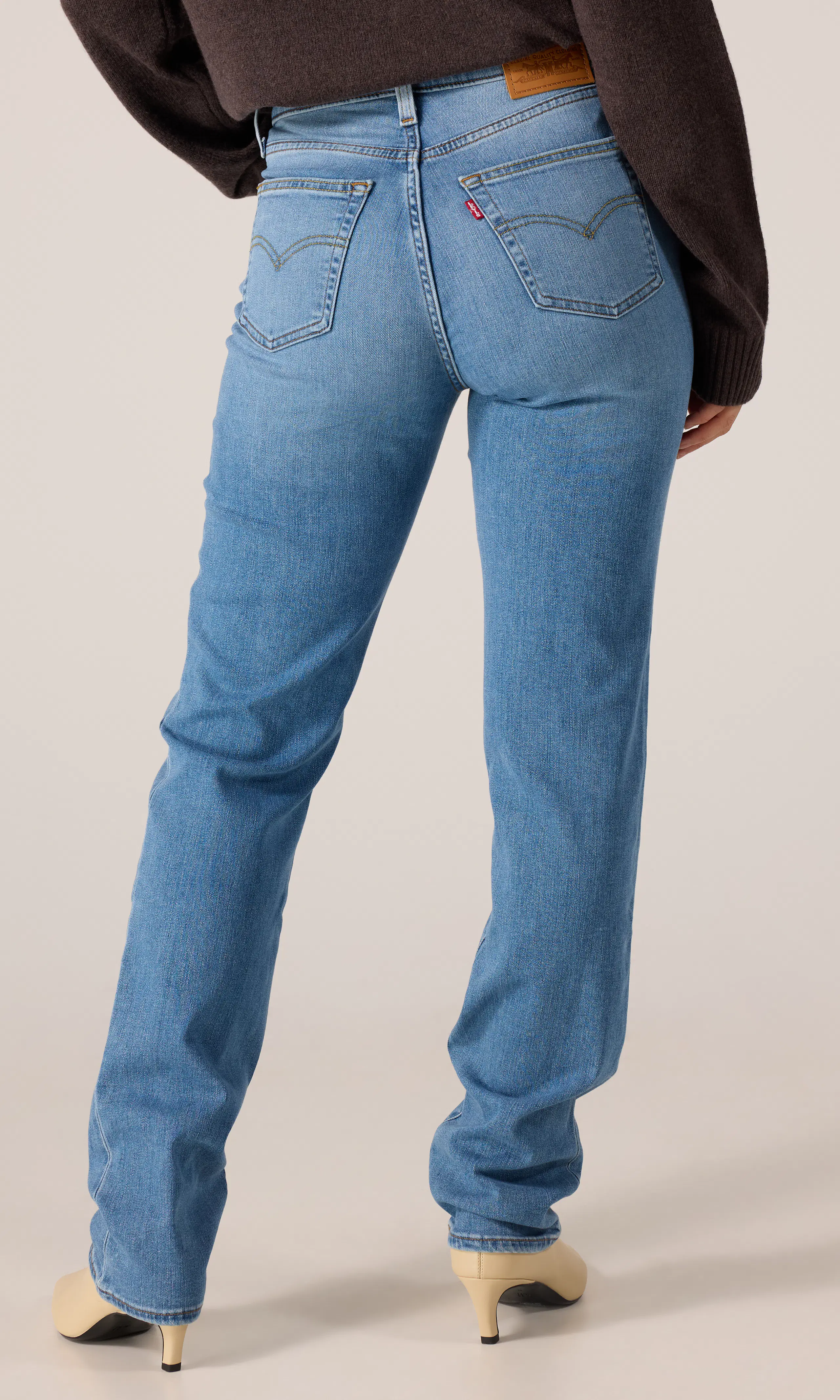 722™ High Rise Slim Medium Blå Jeans. Back. Model.