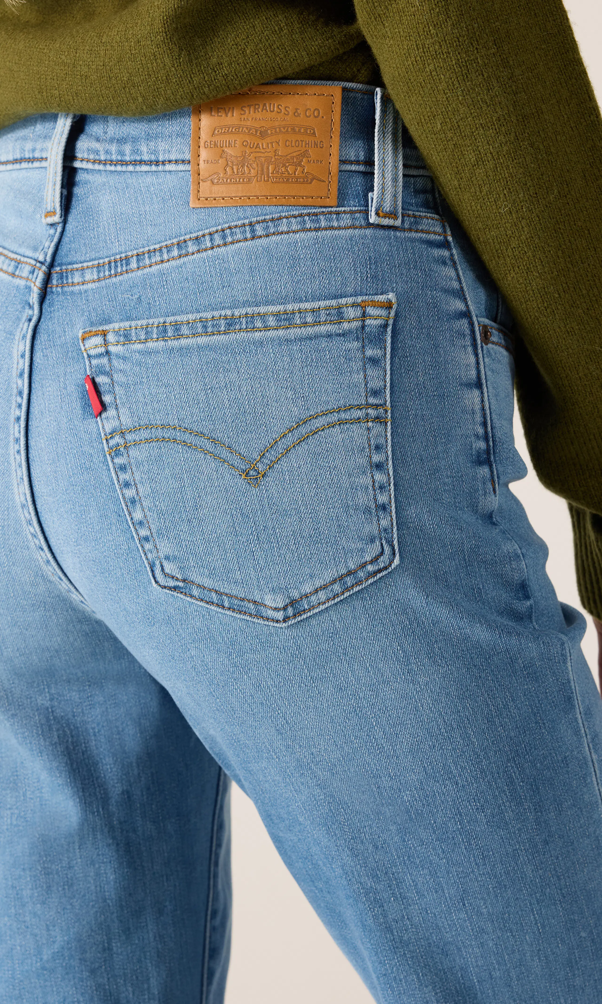 722™ High Rise Slim Medium Blå Jeans. Detail 1. Model.