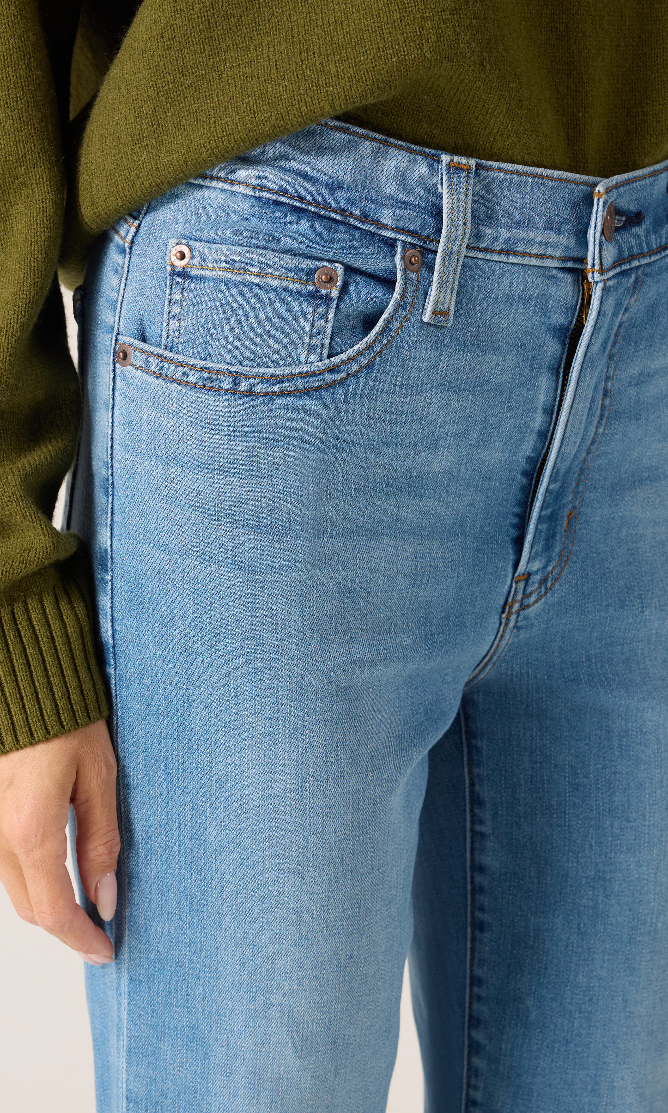 722™ High Rise Slim Medium Blå Jeans. Detail 2. Model.