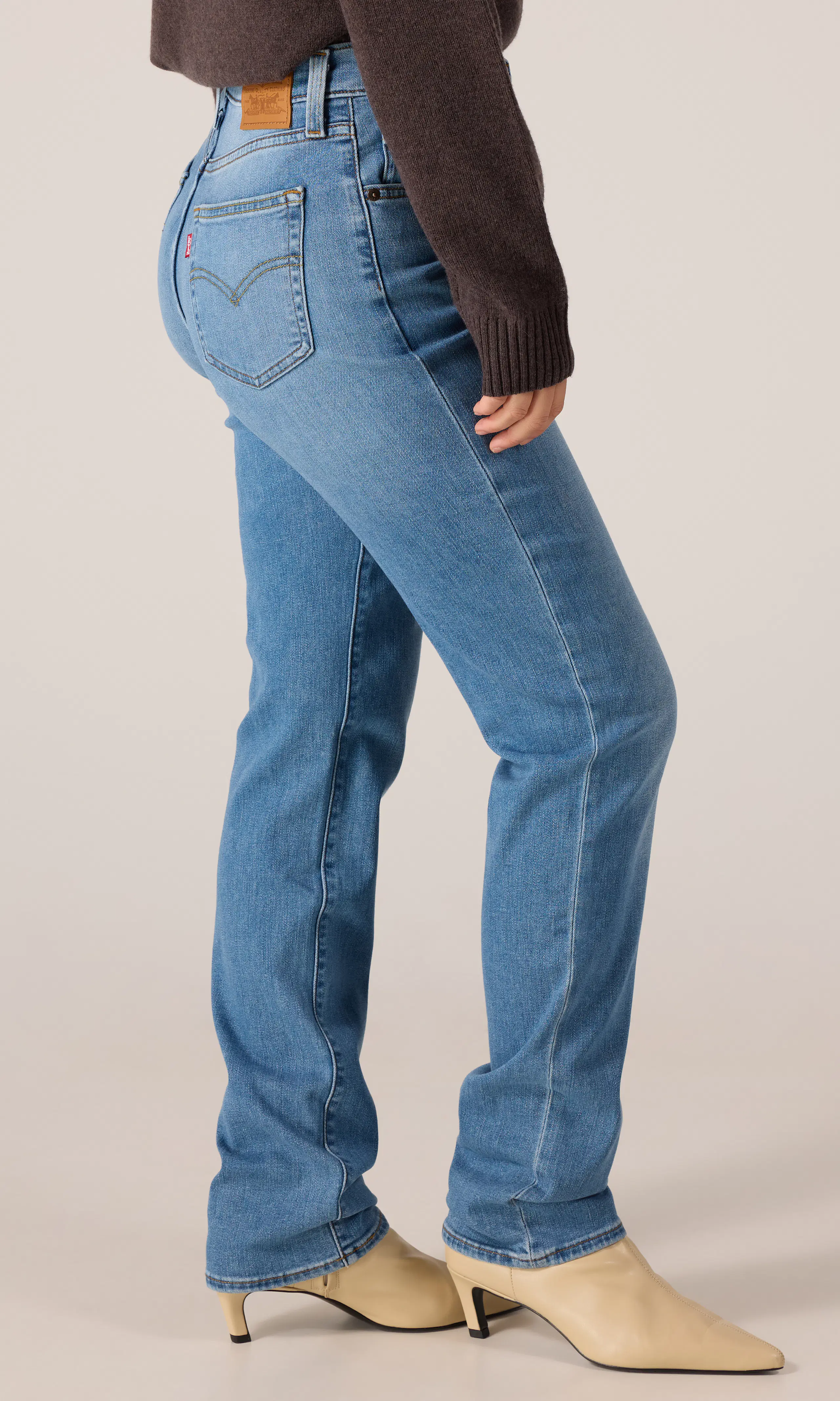 722™ High Rise Slim Medium Blå Jeans. Front 2. Model.