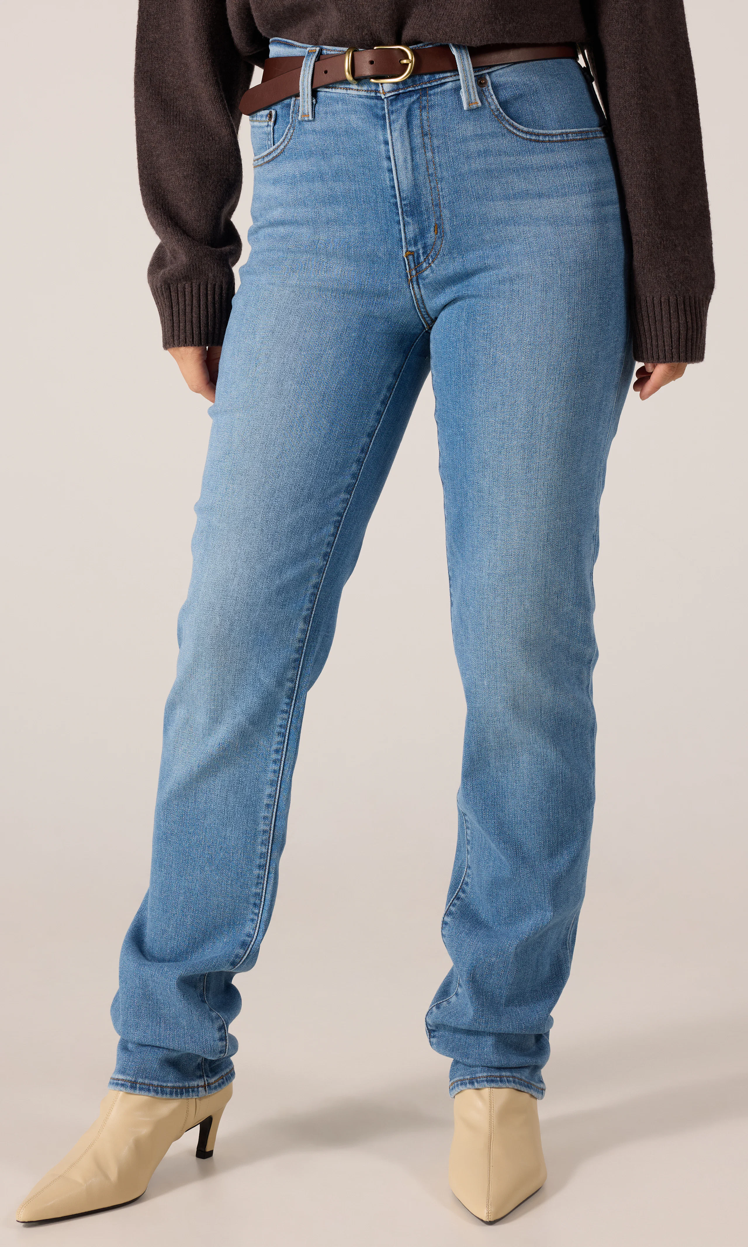 722™ High Rise Slim Medium Blå Jeans. Front. Model.