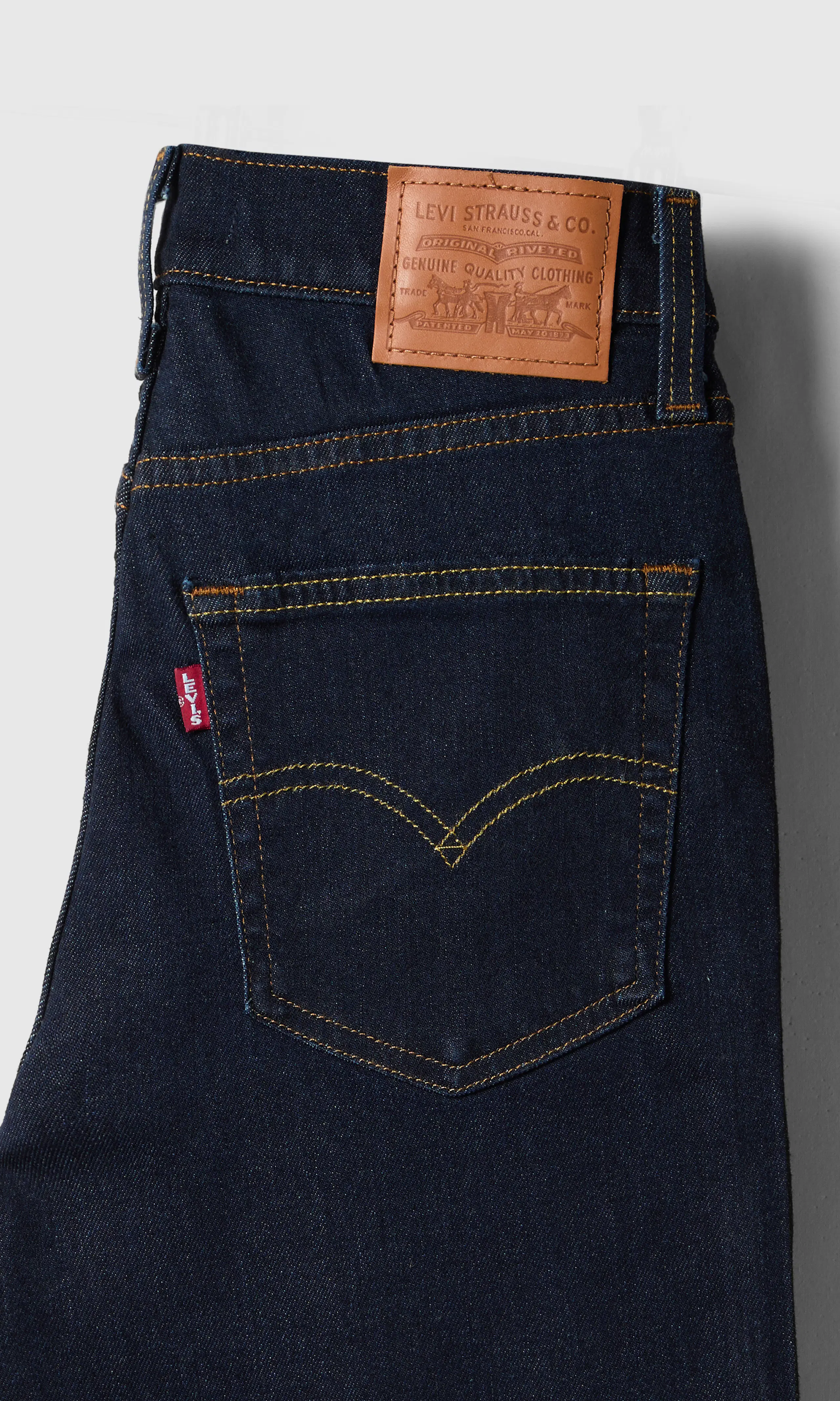 723™ High Rise Straight Mörkblå Jeans. Detail 1. Flat.