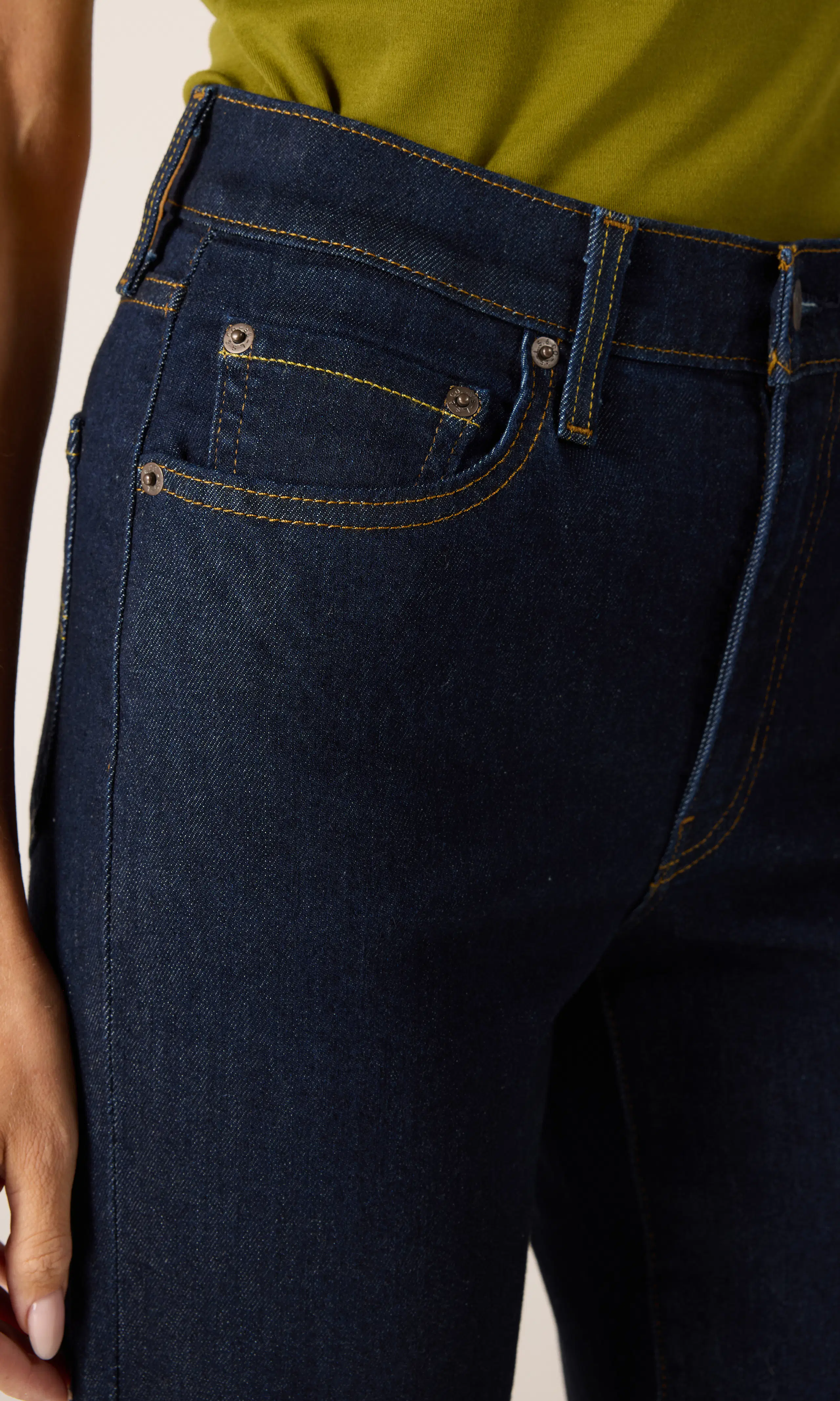 723™ High Rise Straight Mörkblå Jeans. Detail 2. Model.