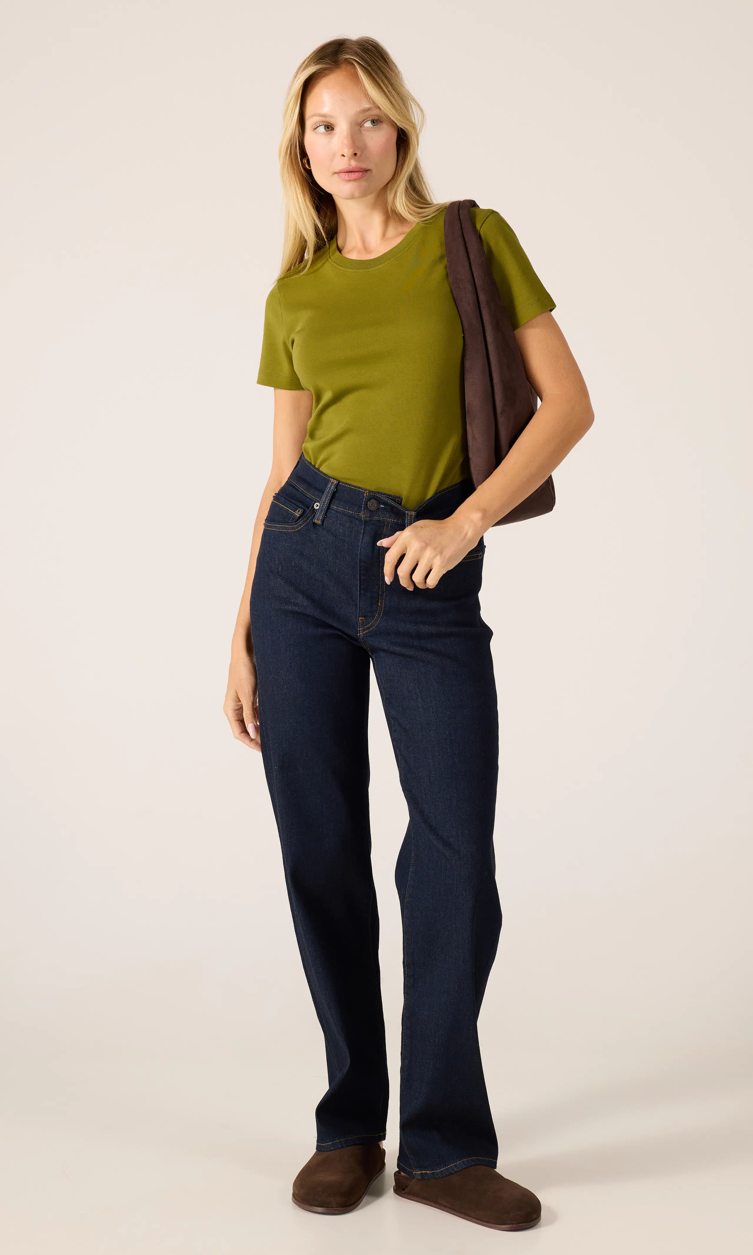 723™ High Rise Straight Mörkblå Jeans. Front 1. Model.