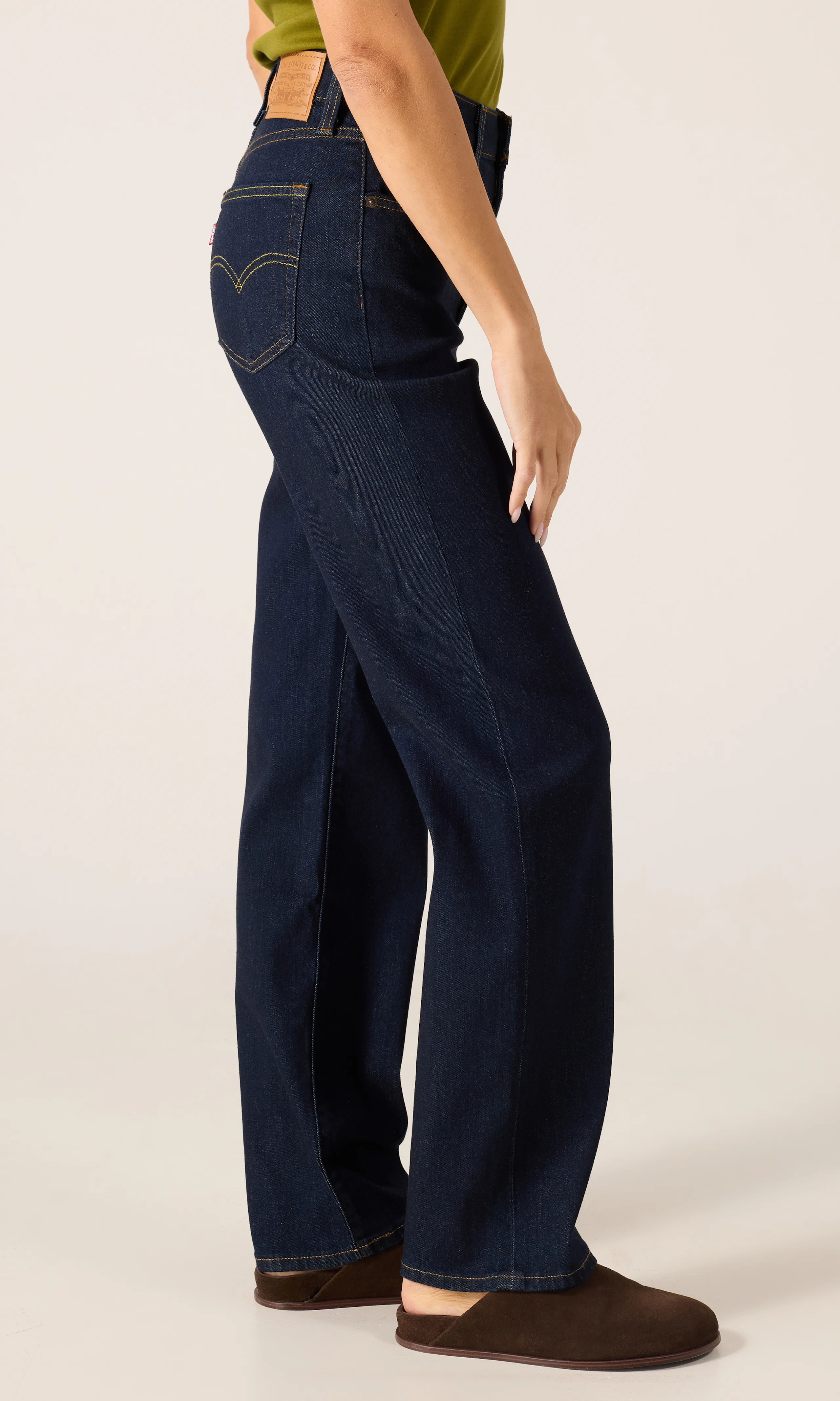 723™ High Rise Straight Mörkblå Jeans. Front 2. Model.