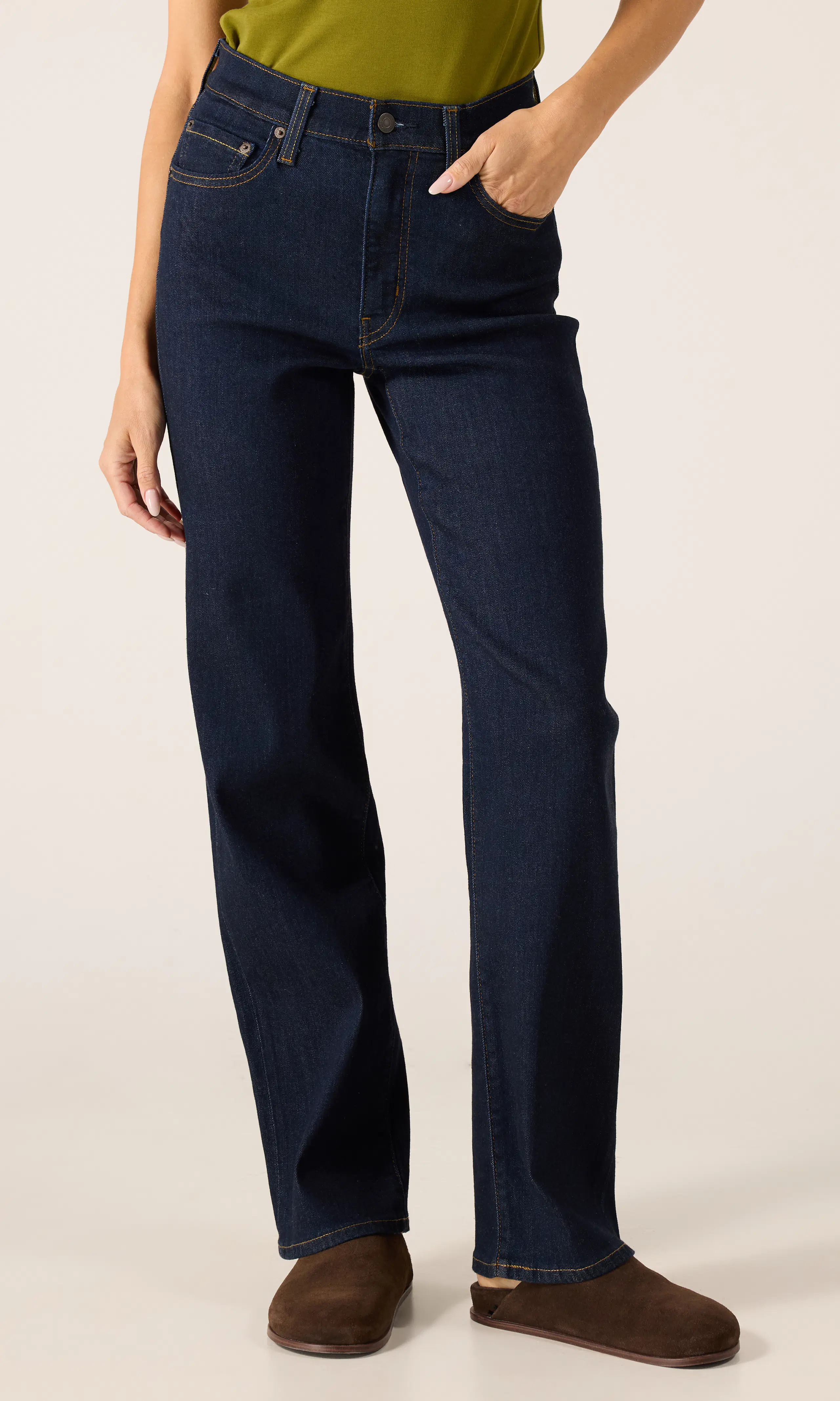 723™ High Rise Straight Mörkblå Jeans. Front. Model.