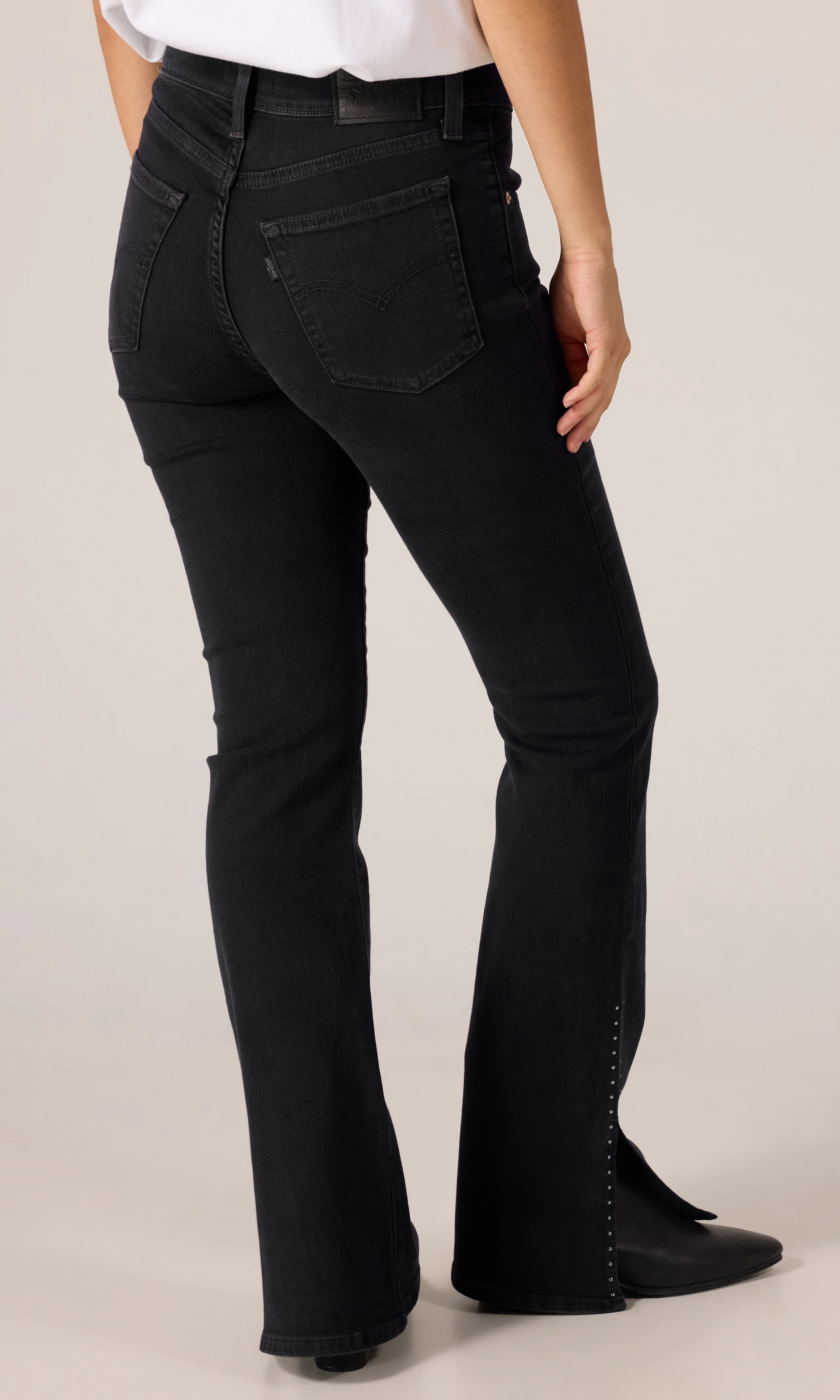 725™ High Rise Slit Bootcut Svarta Jeans. Back. Model.