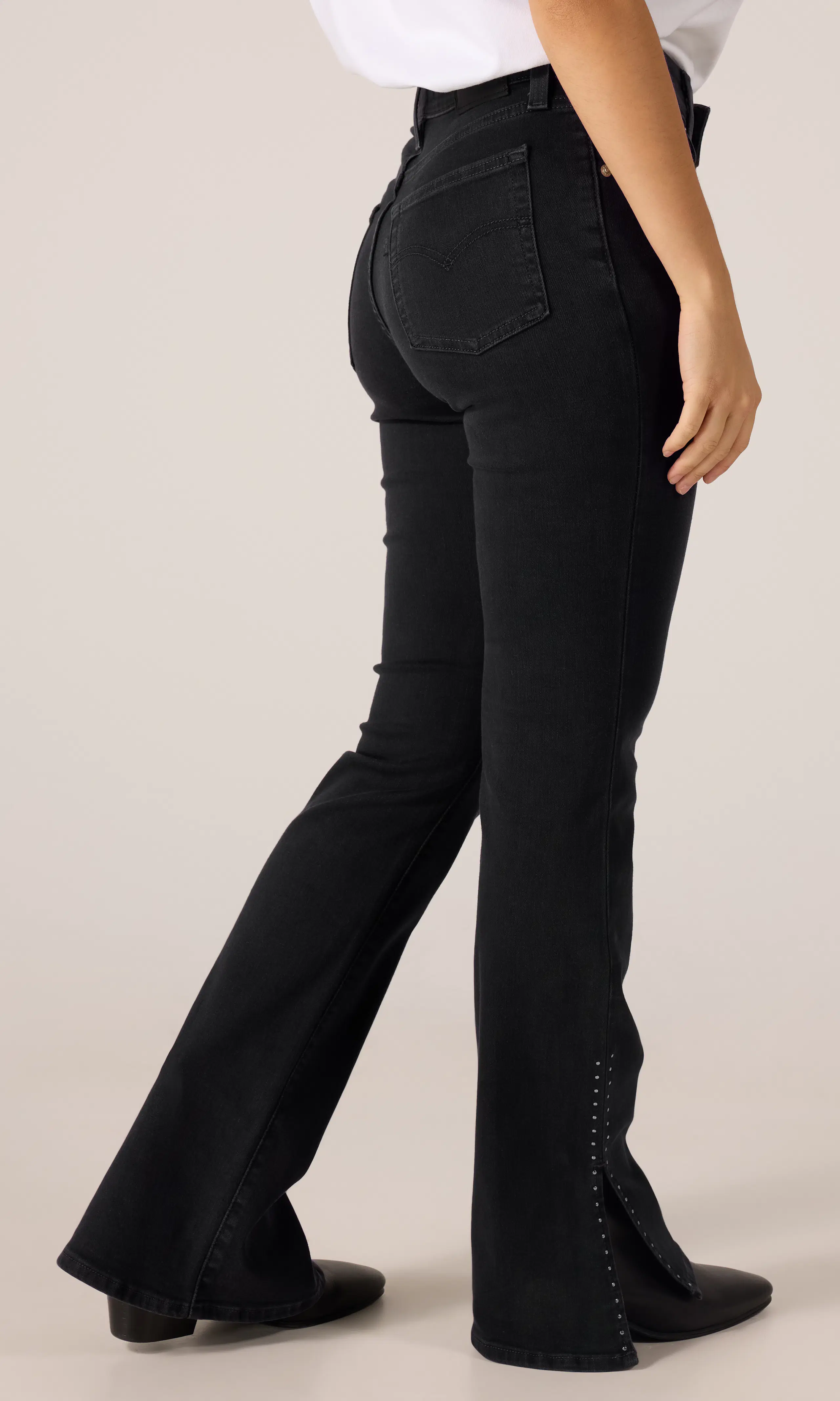 725™ High Rise Slit Bootcut Svarta Jeans. Front 2. Model.