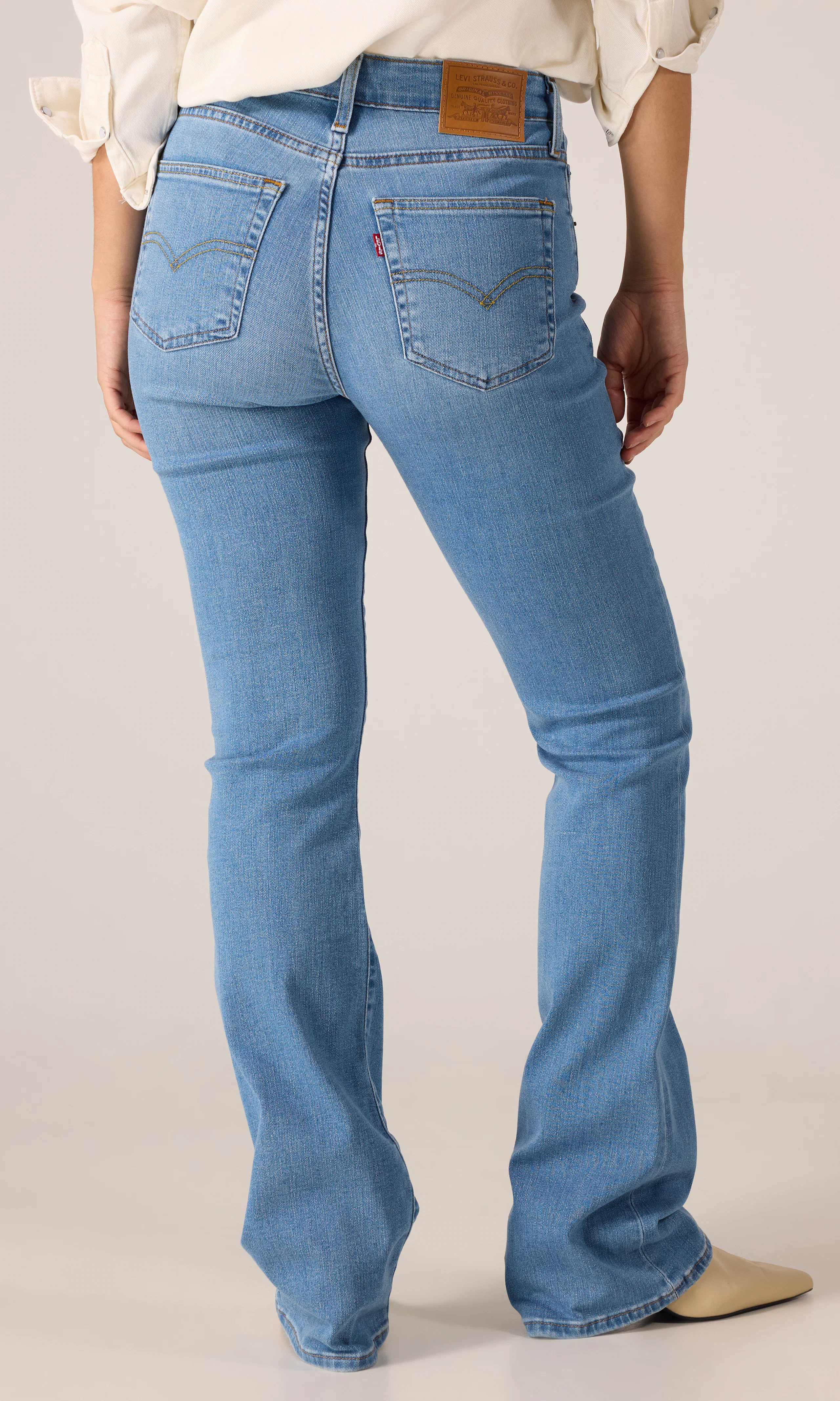 725™ High Rise Bootcut Medium Blå Jeans. Back. Model.