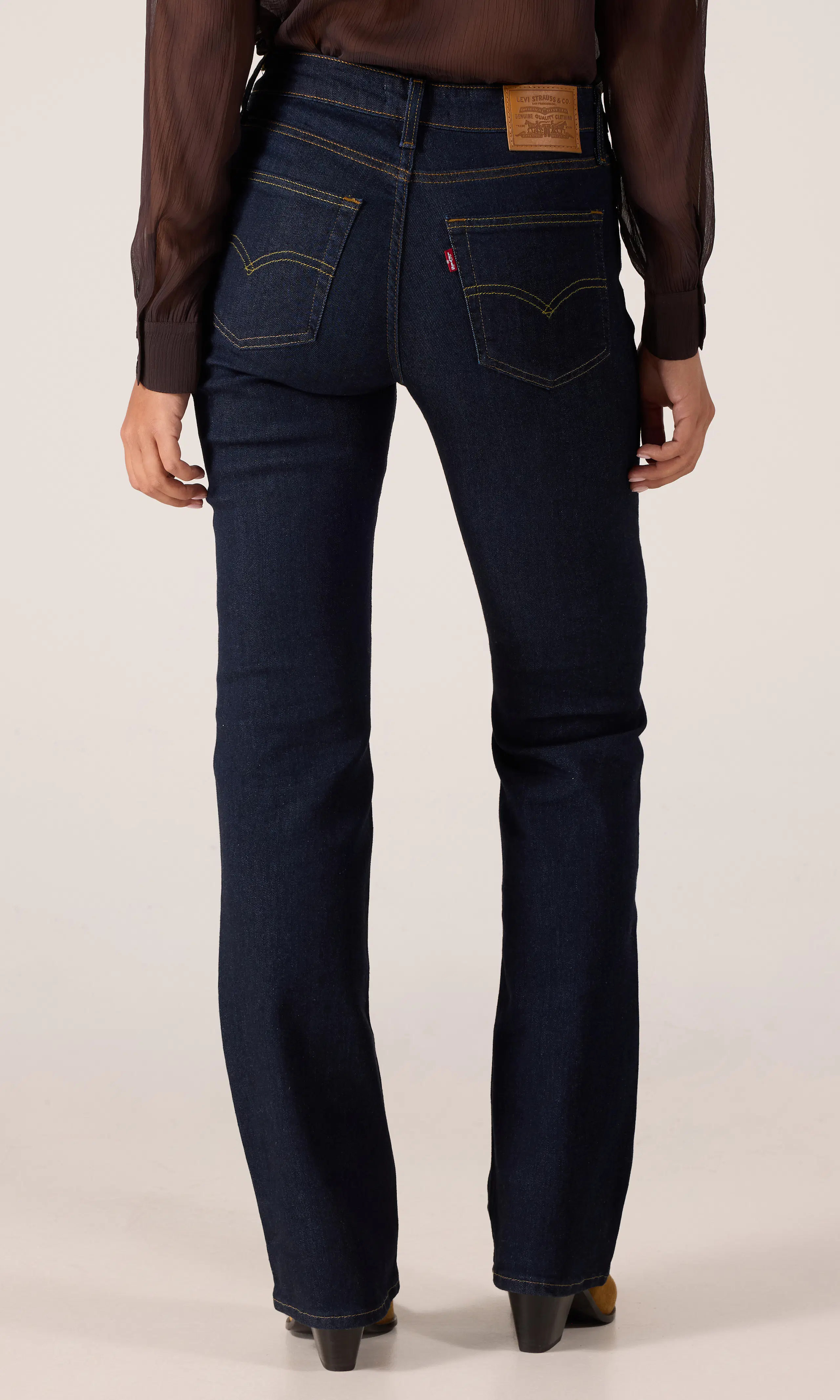 725™ High Rise Bootcut Mörkblå Jeans. Back. Model.