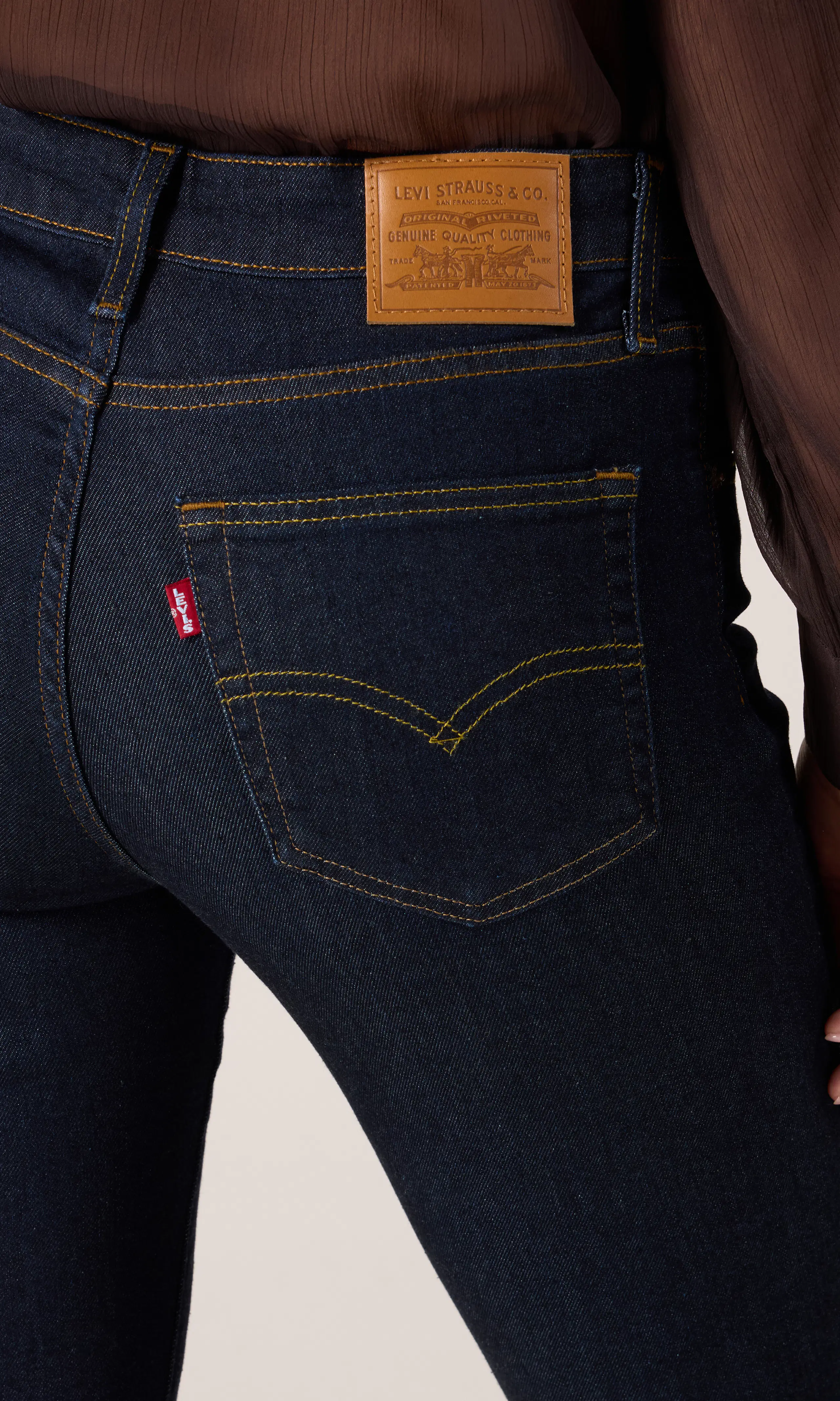 725™ High Rise Bootcut Mörkblå Jeans. Detail 1. Model.