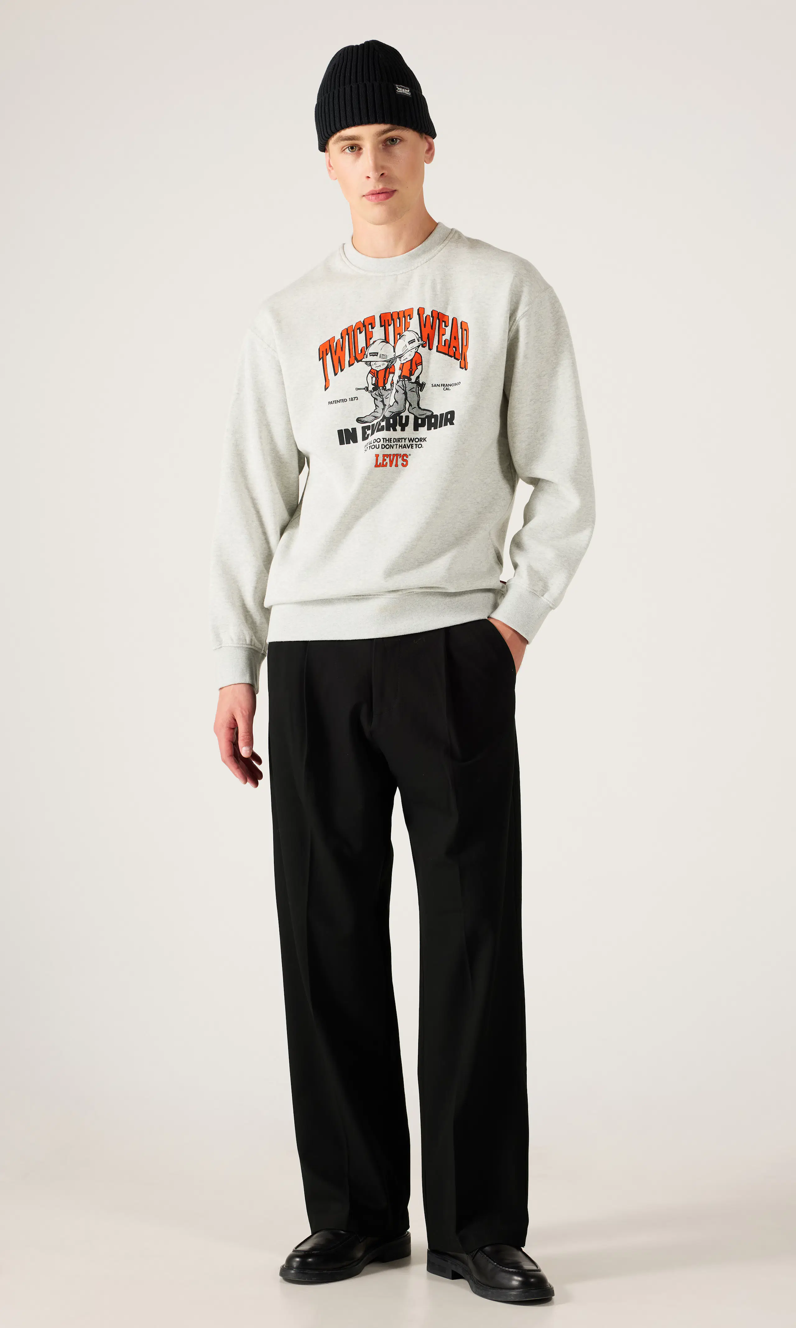 Relaxed Graphic Crew Genser. Front 1. Model.