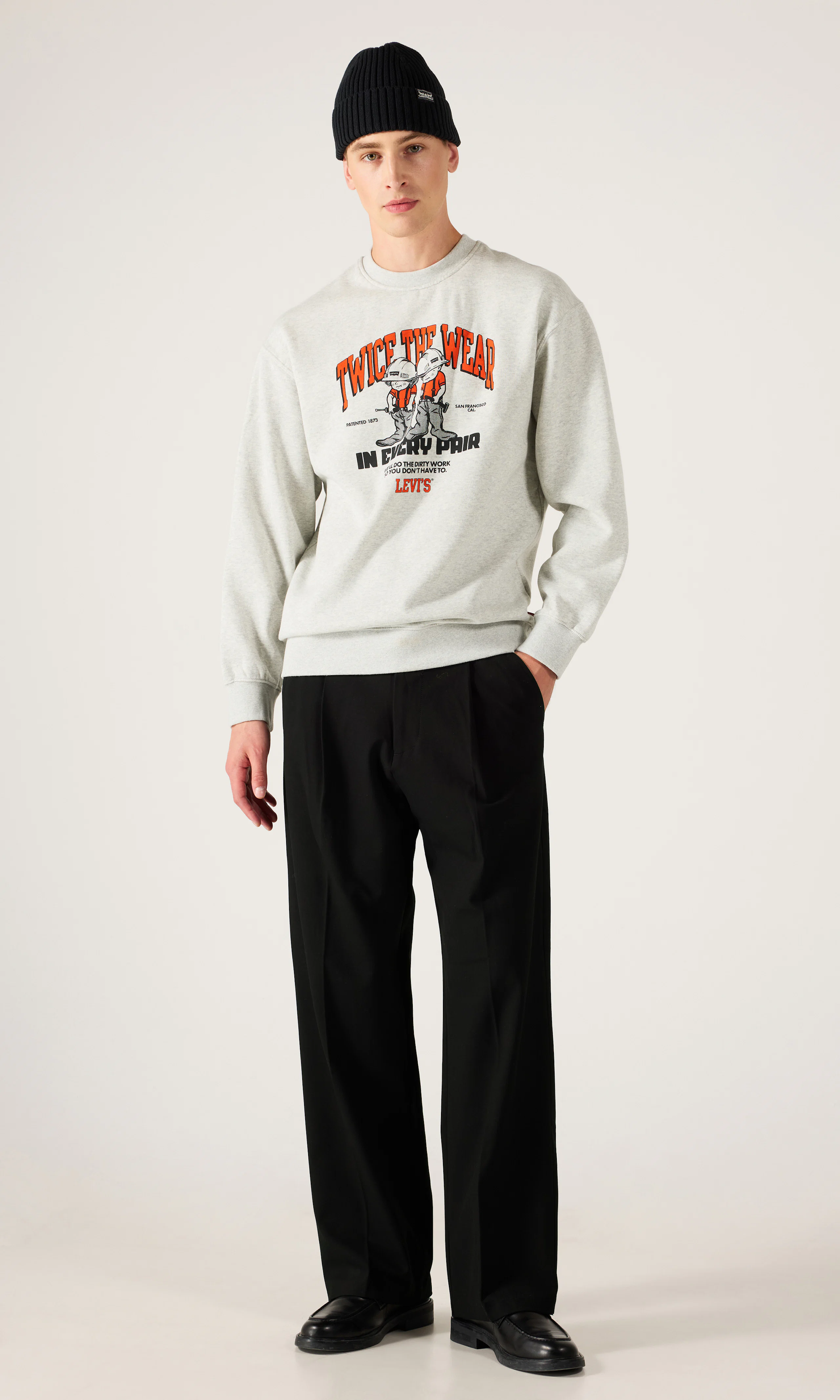 Relaxed Graphic Crew Genser. Front 1. Model.