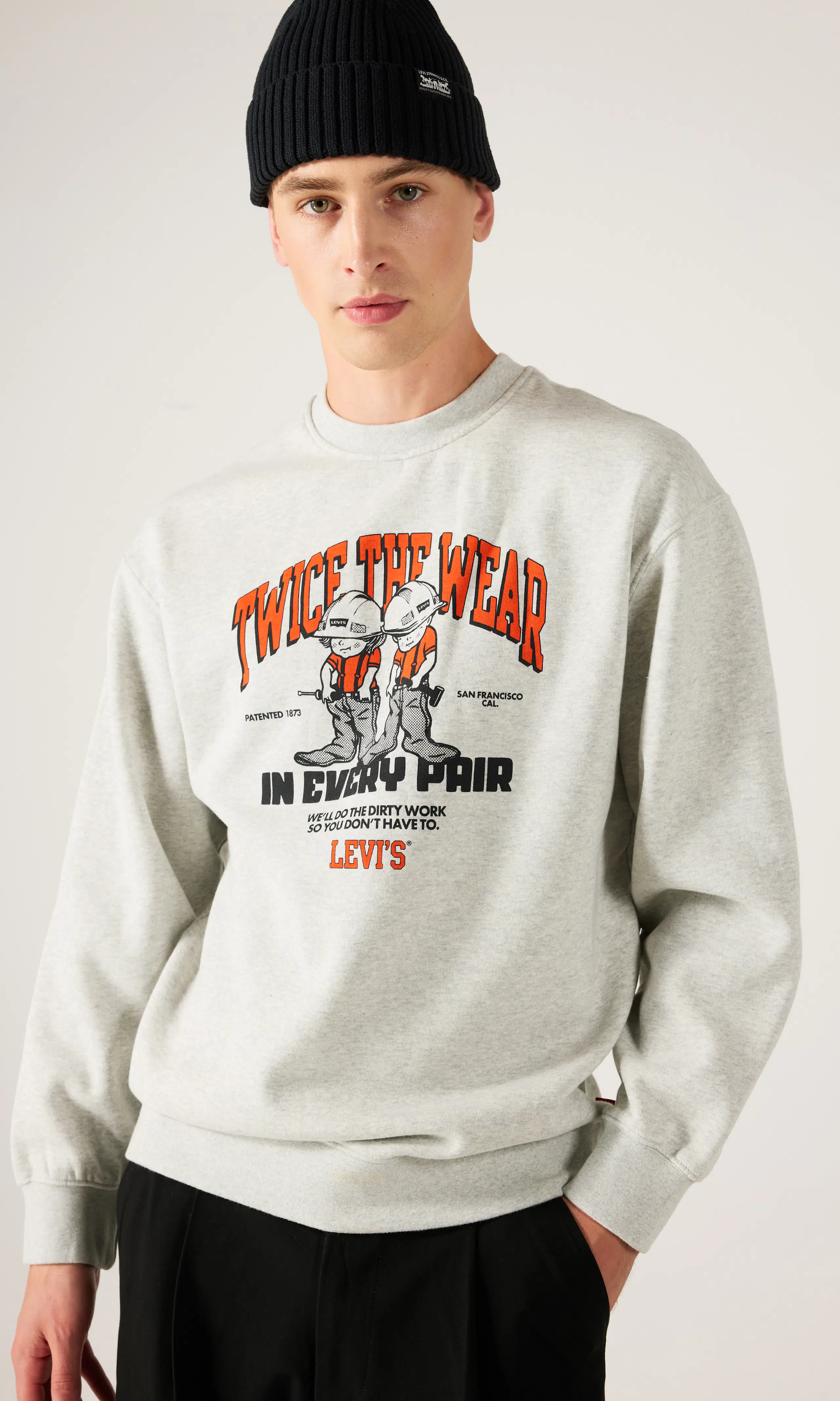 Relaxed Graphic Crew Genser. Front. Model.