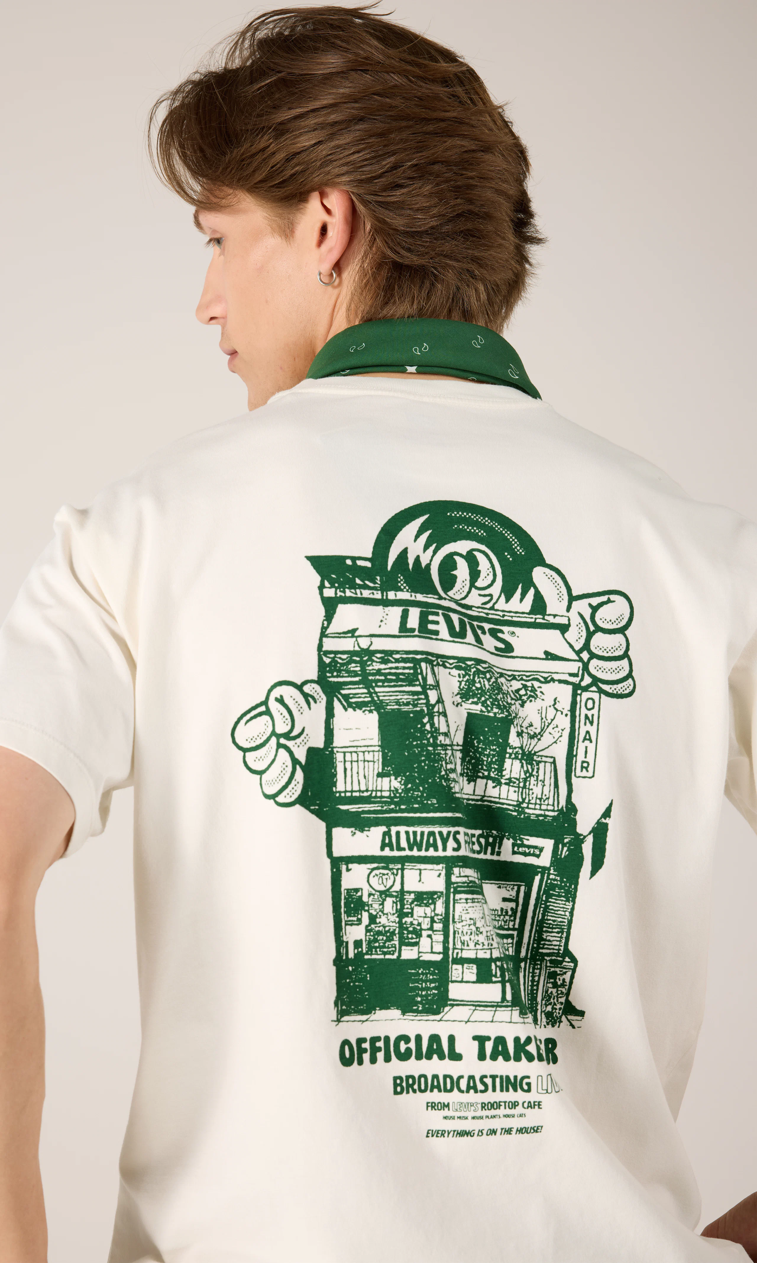 Vintage Fit Graphic Tee Hvit T-Skjorte. Back. Model.