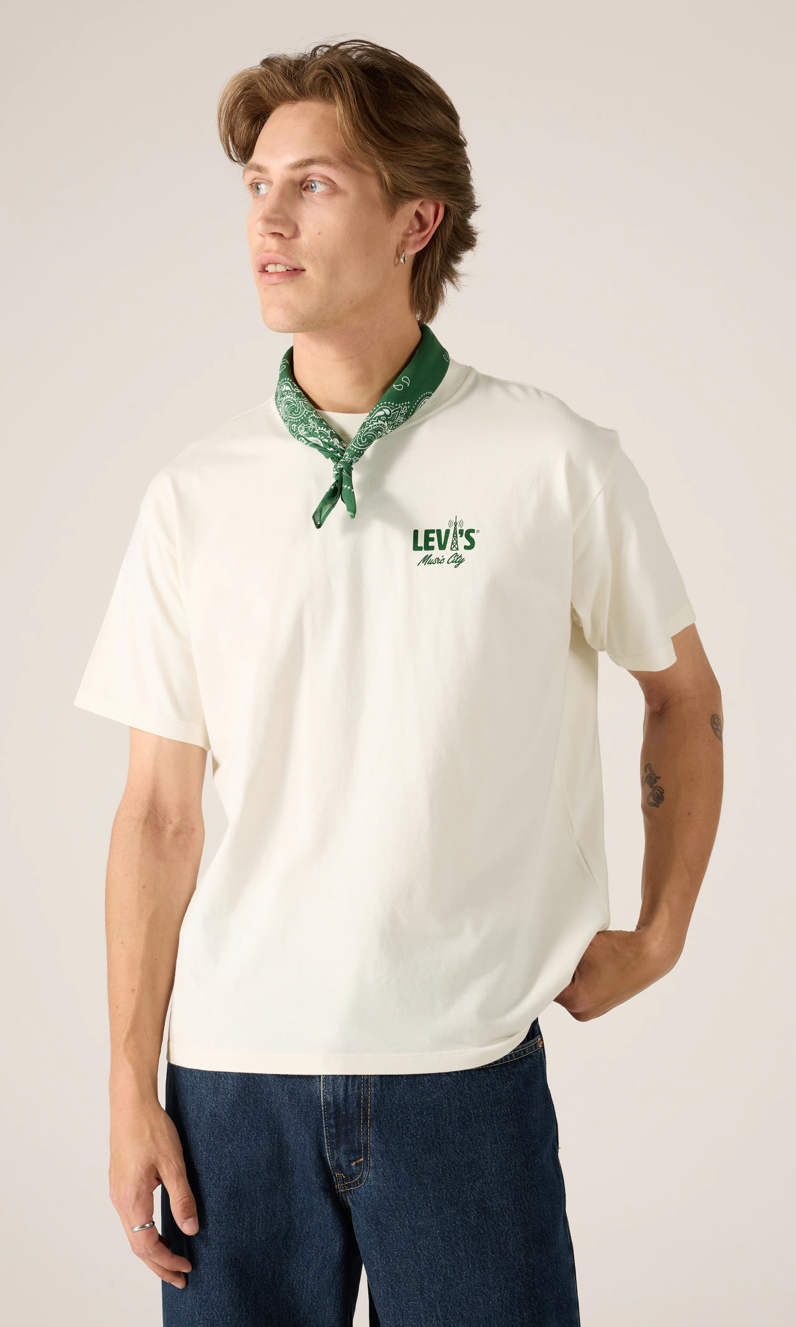 Vintage Fit Graphic Tee Hvit T-Skjorte. Front. Model.