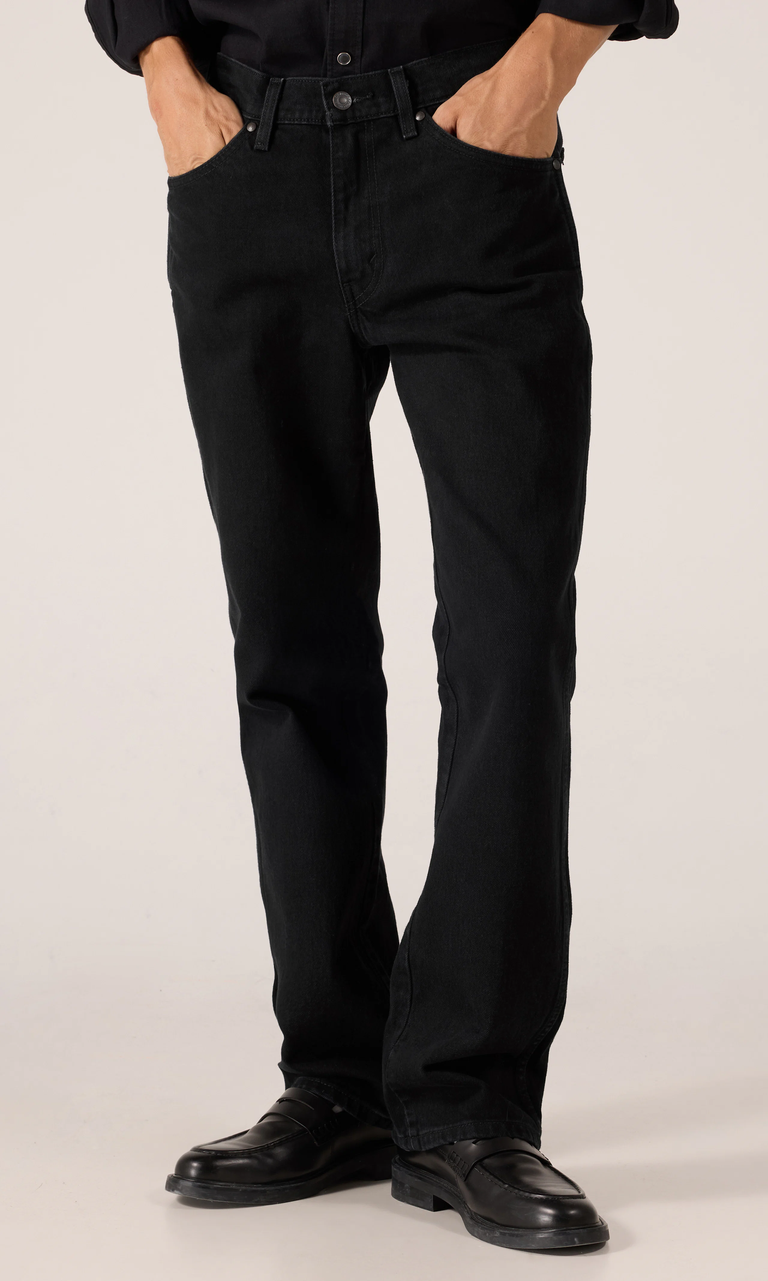 537™ Western Bootcut Svarta Jeans. Front. Model.