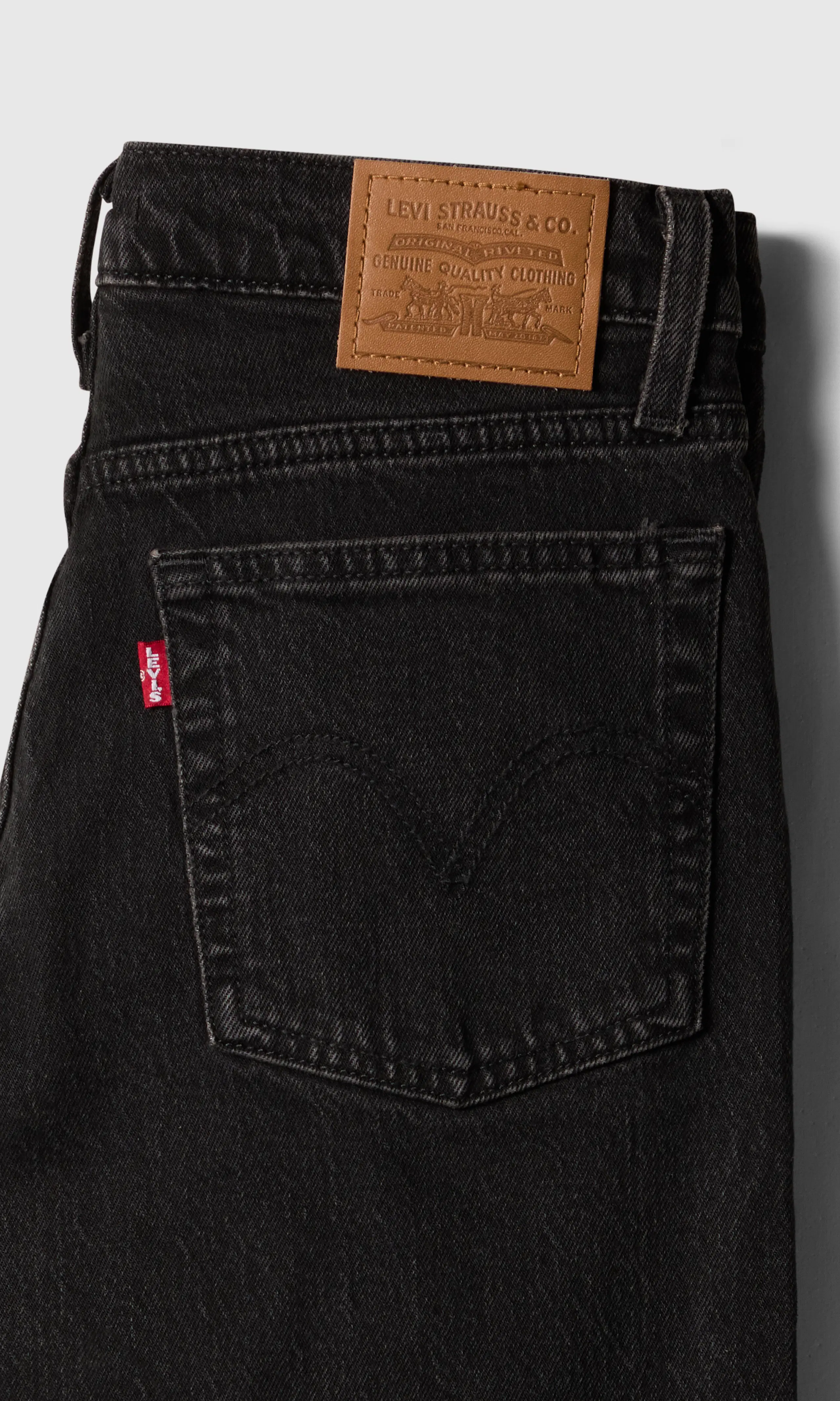 Wedgie Slim Svart Jeans. Detail 1. Flat.