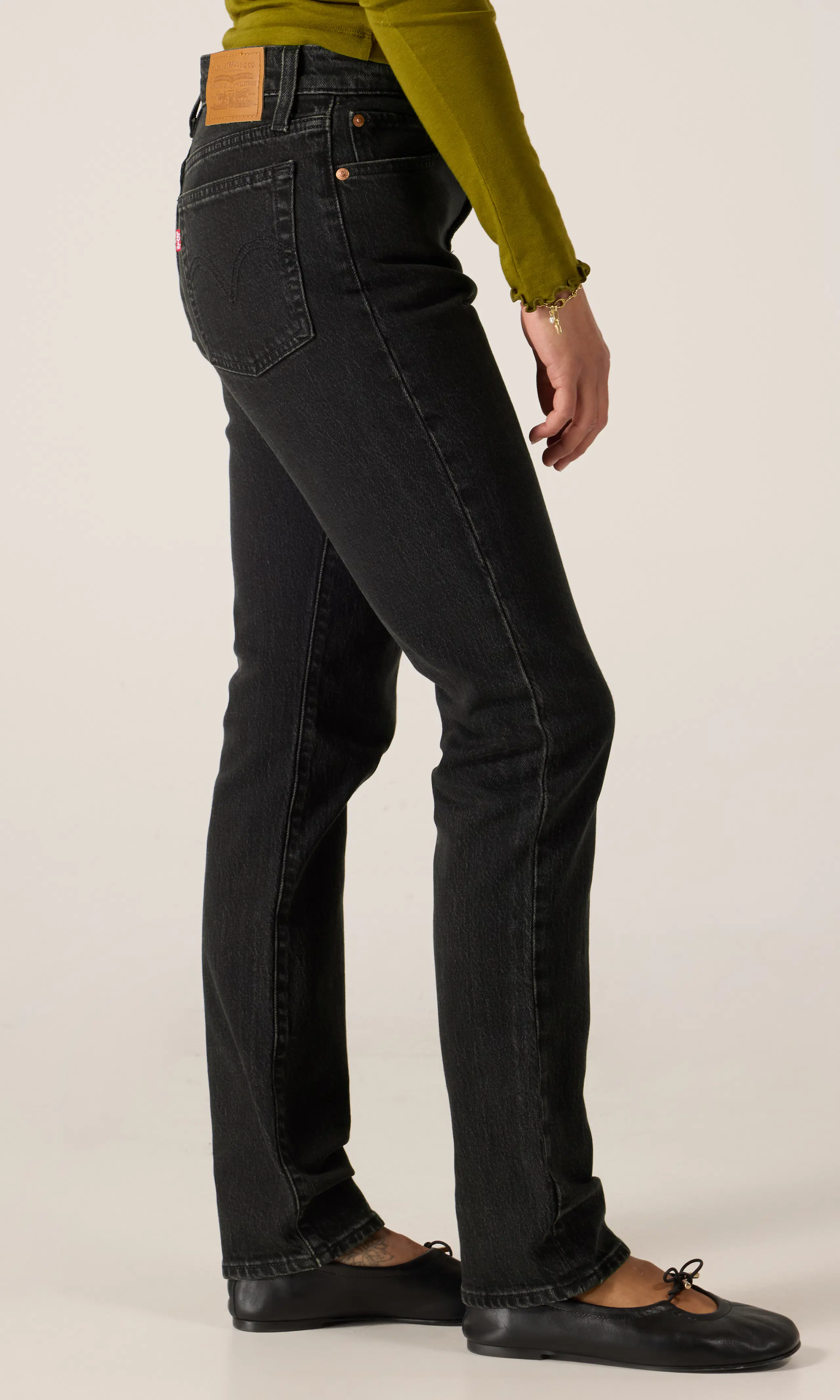 Wedgie Slim Svart Jeans. Front 2. Model.