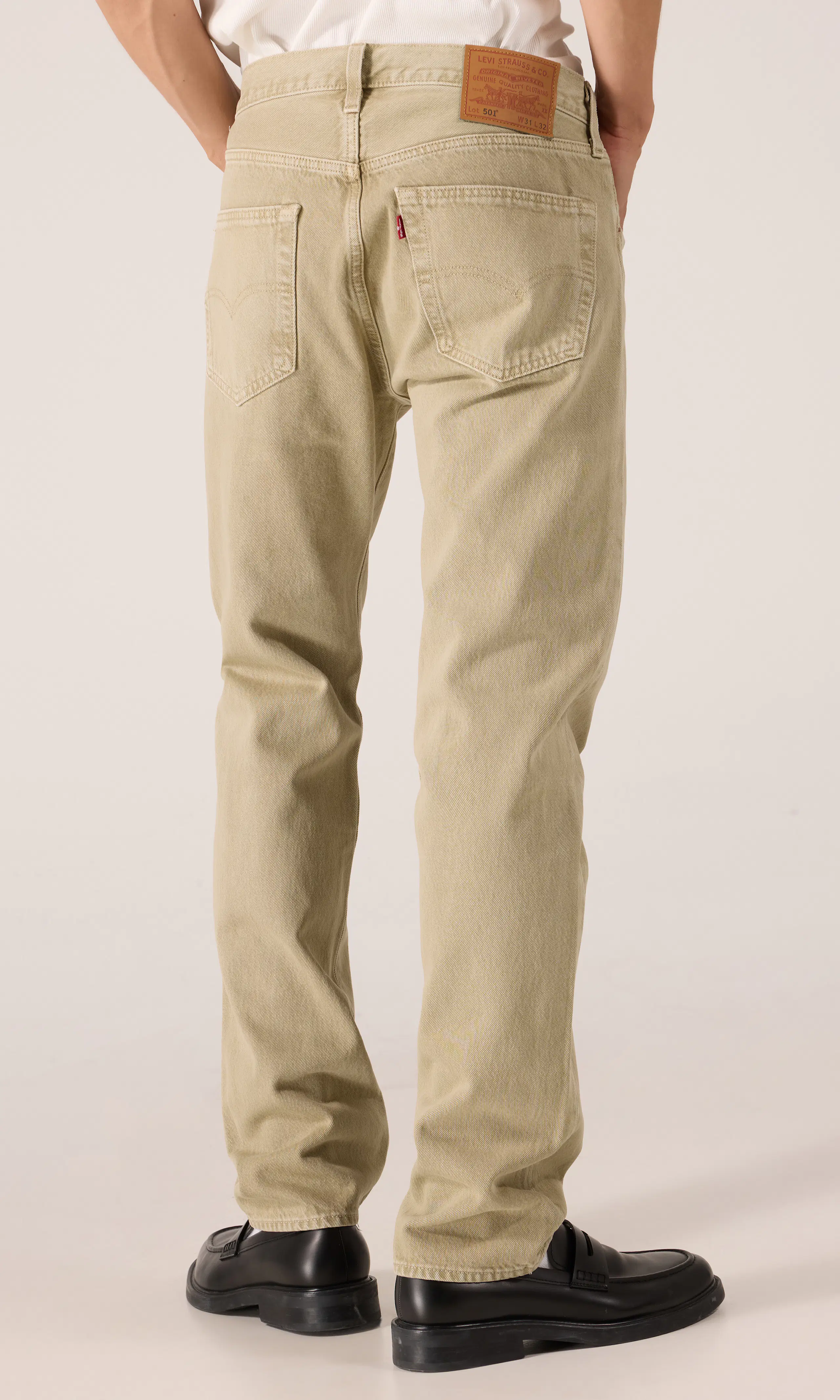 501® Original Beige Jeans. Back. Model.