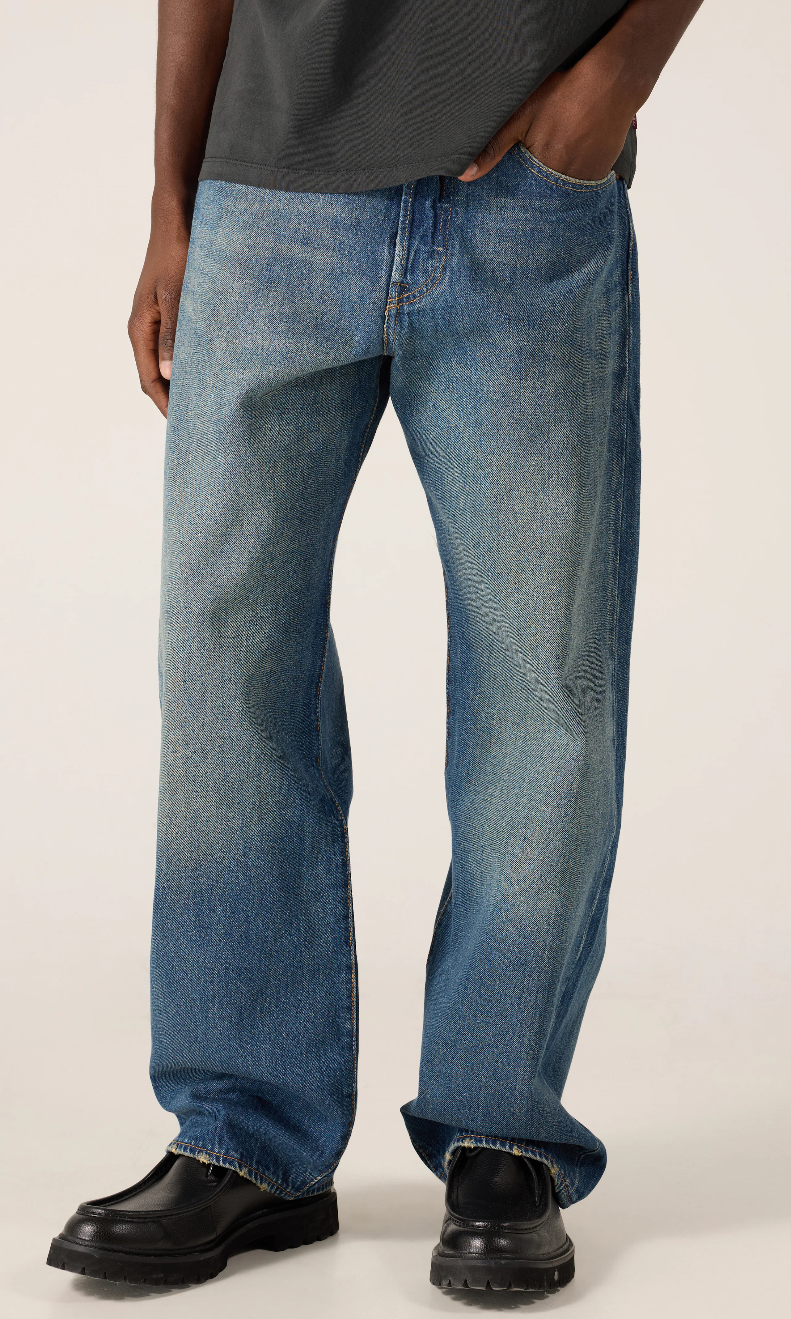 501® Loose Medium Blå Jeans. Front. Model.