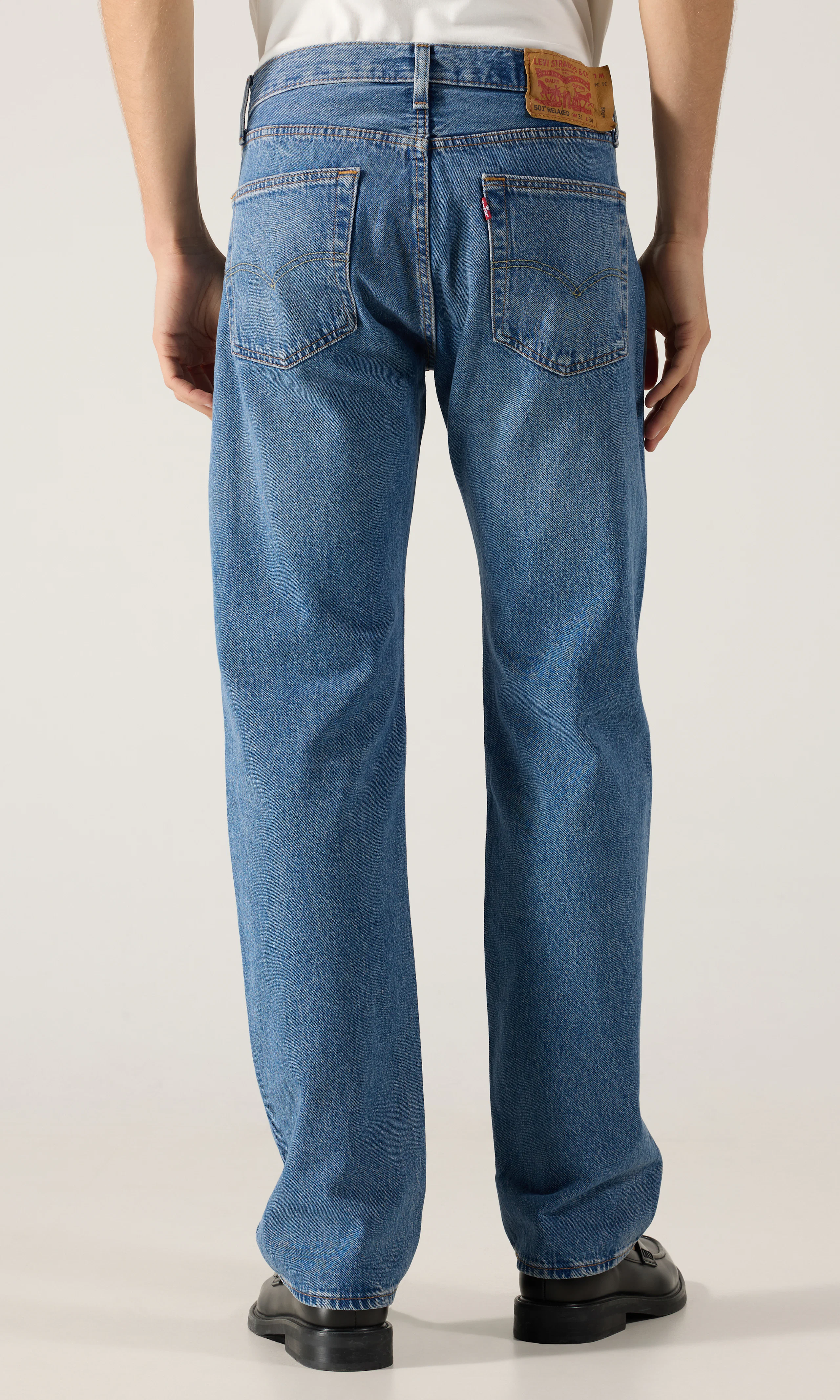 501® Relaxed Lys Blå Jeans. Back. Model.