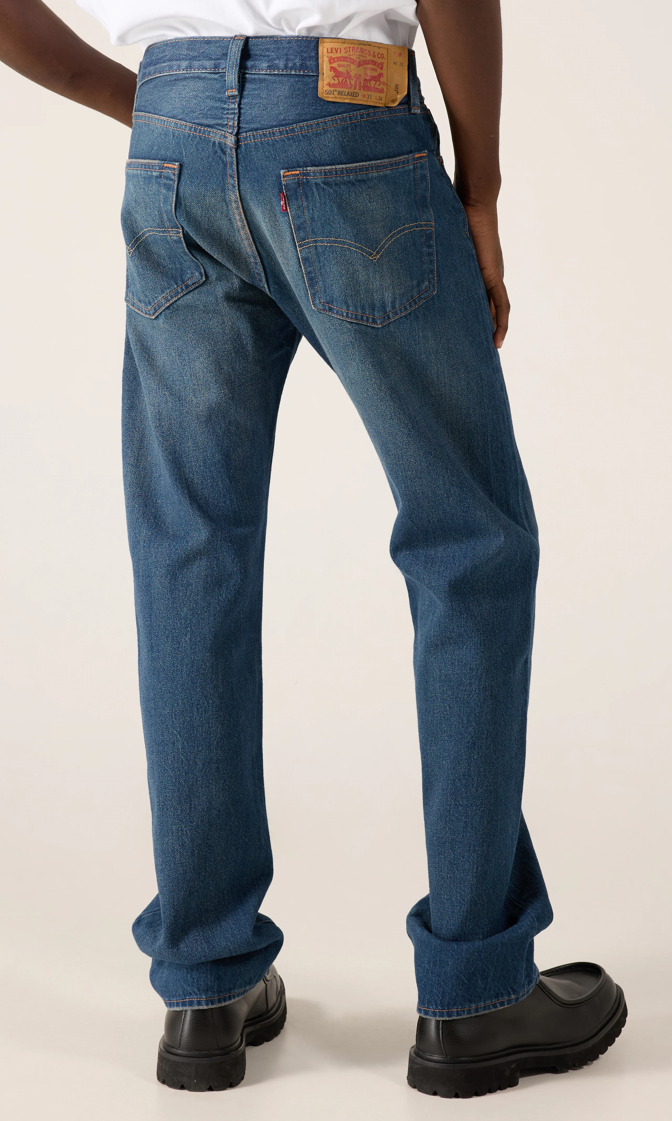 501® Relaxed Keskisiniset Farkut. Back. Model.