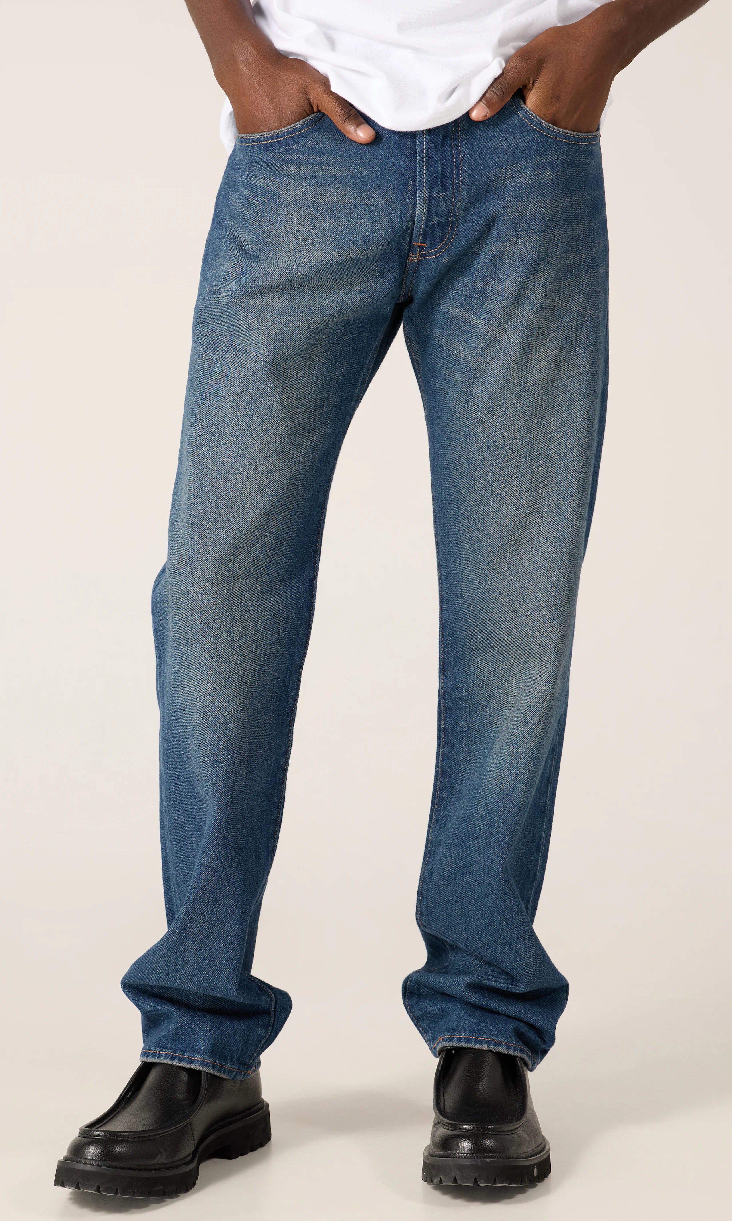 501® Relaxed Keskisiniset Farkut. Front. Model.