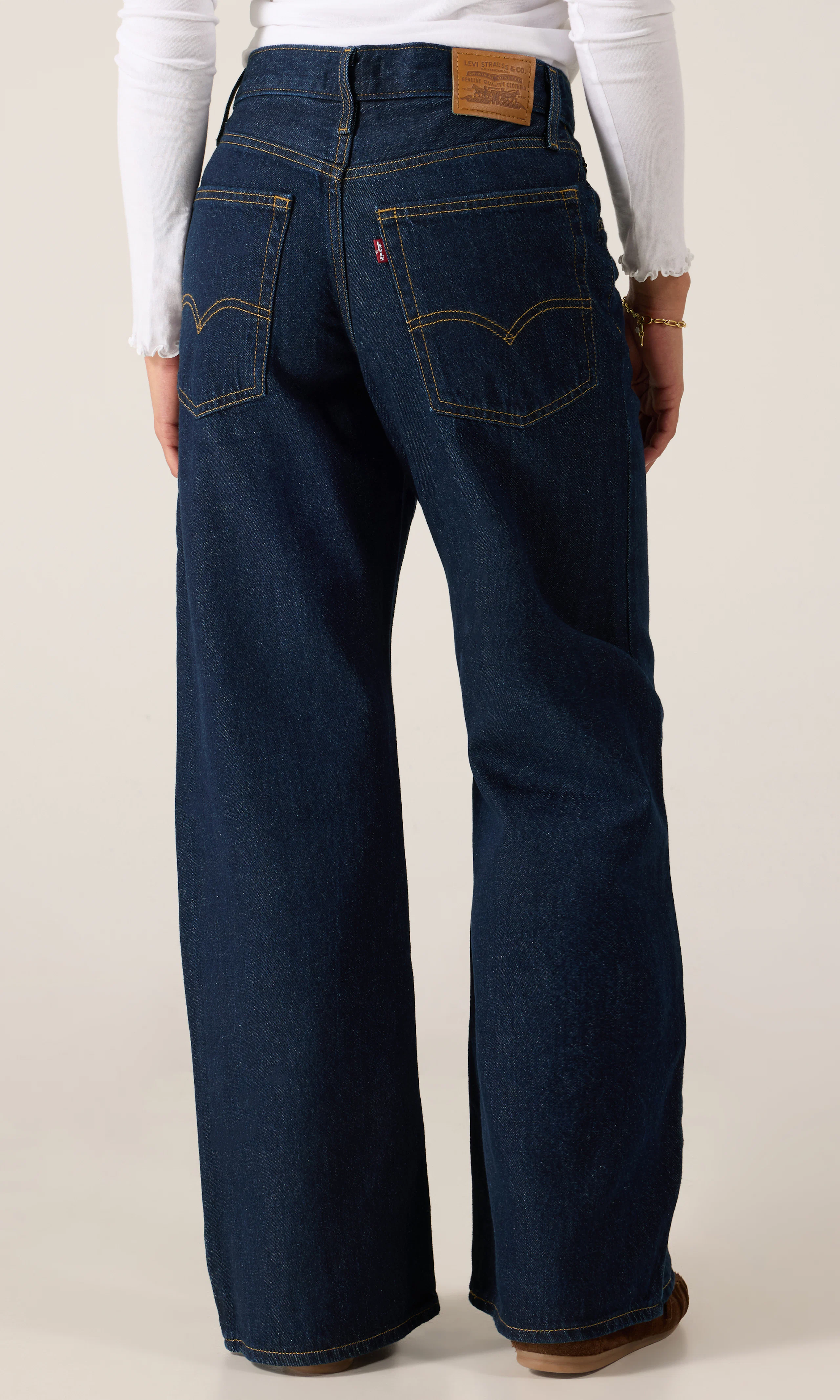 Loose Boot Mörkblå Jeans. Back. Model.