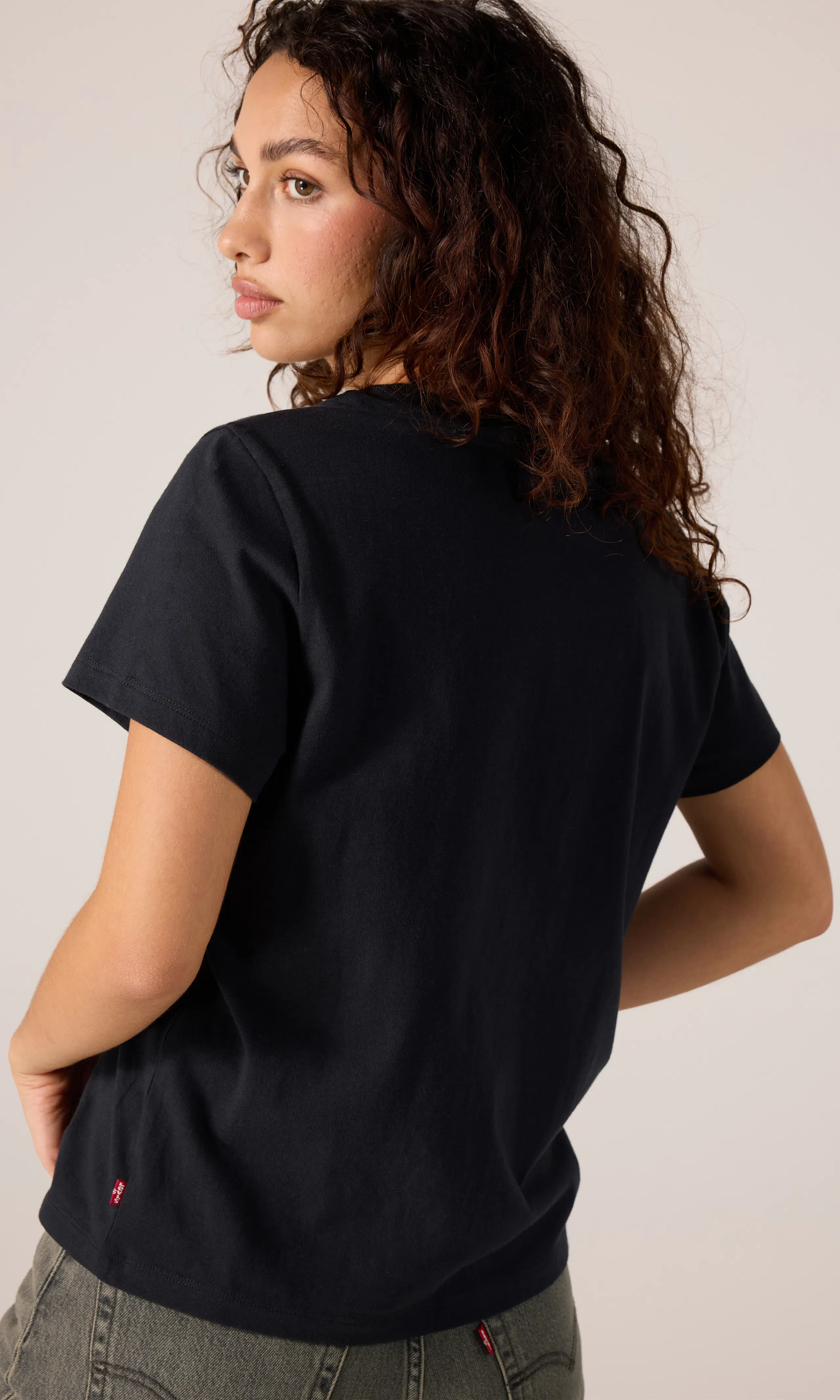 Graphic Favorite Ringer Tee Musta T-Paita. Back. Model.