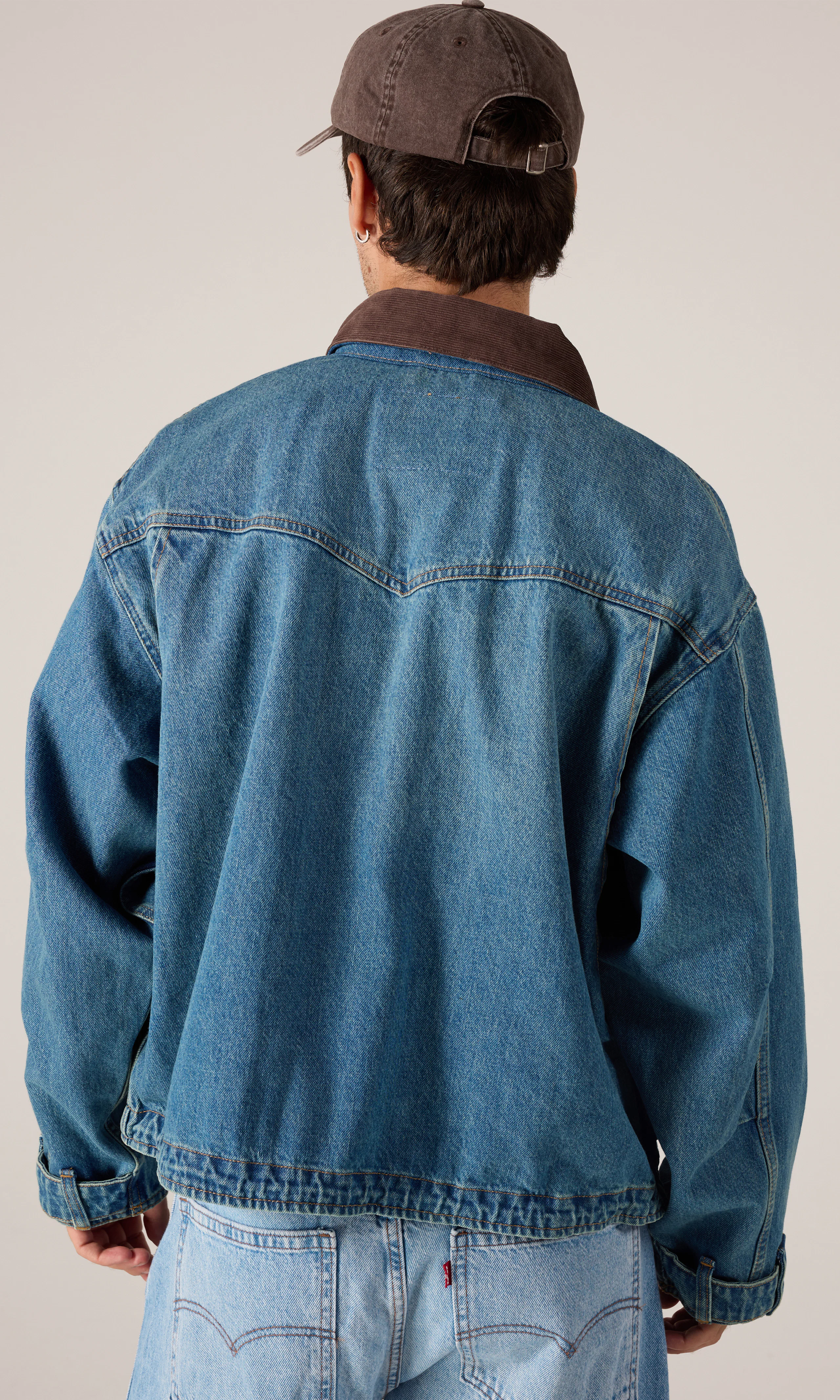 Hiltop Trucker Jacka. Back. Model.